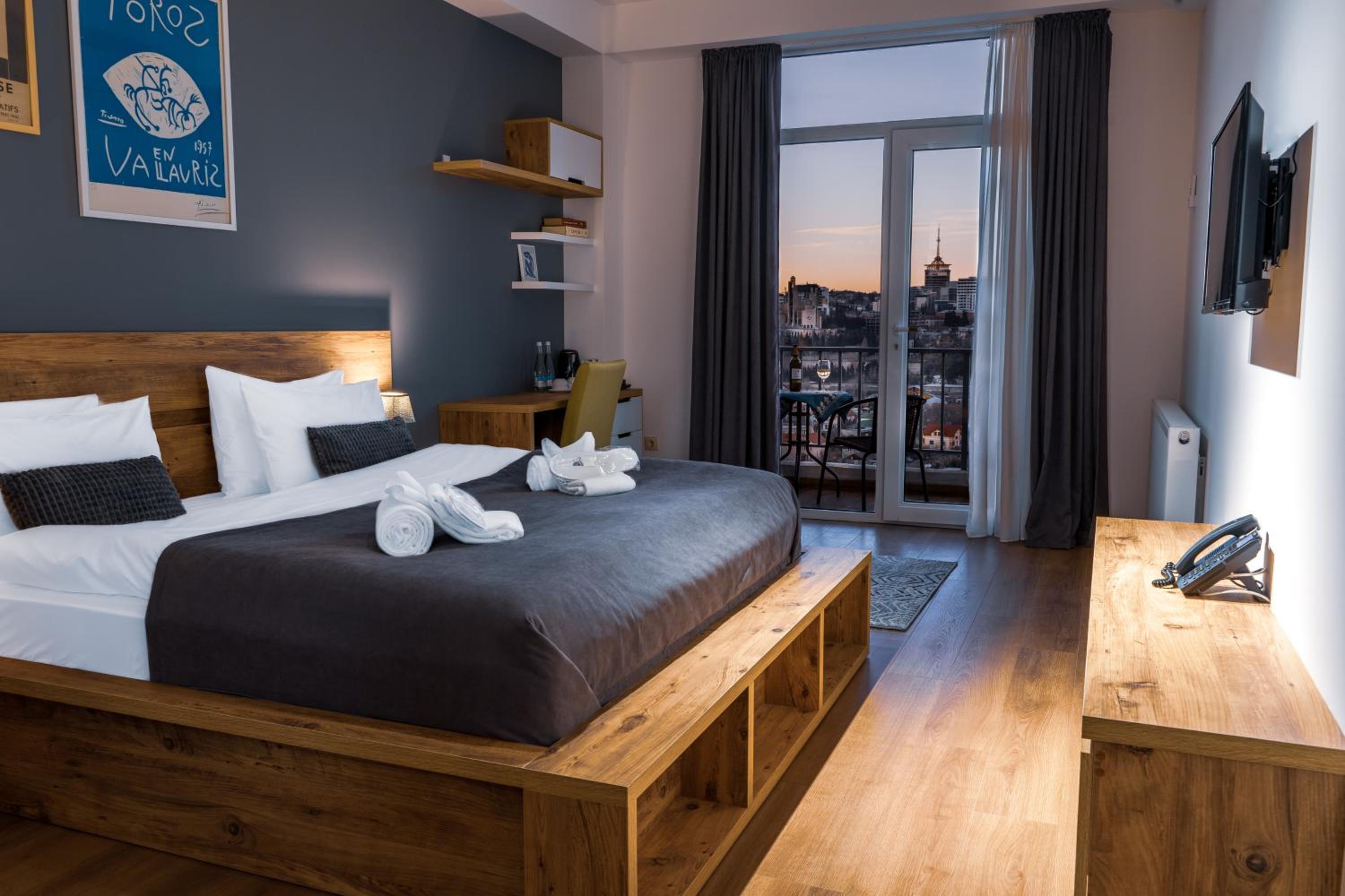 מלון ריד טביליסי — Double Room with Balcony