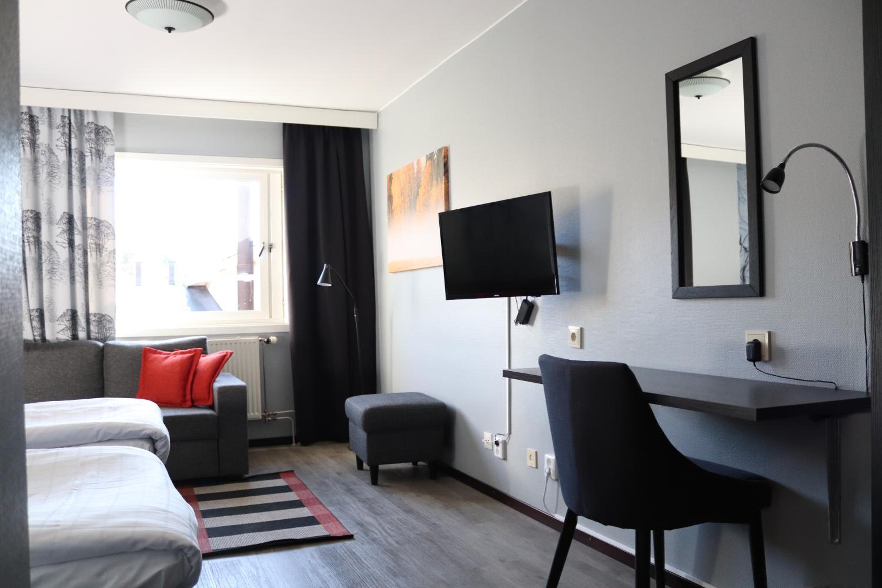 Superior Family Room - Photo 2