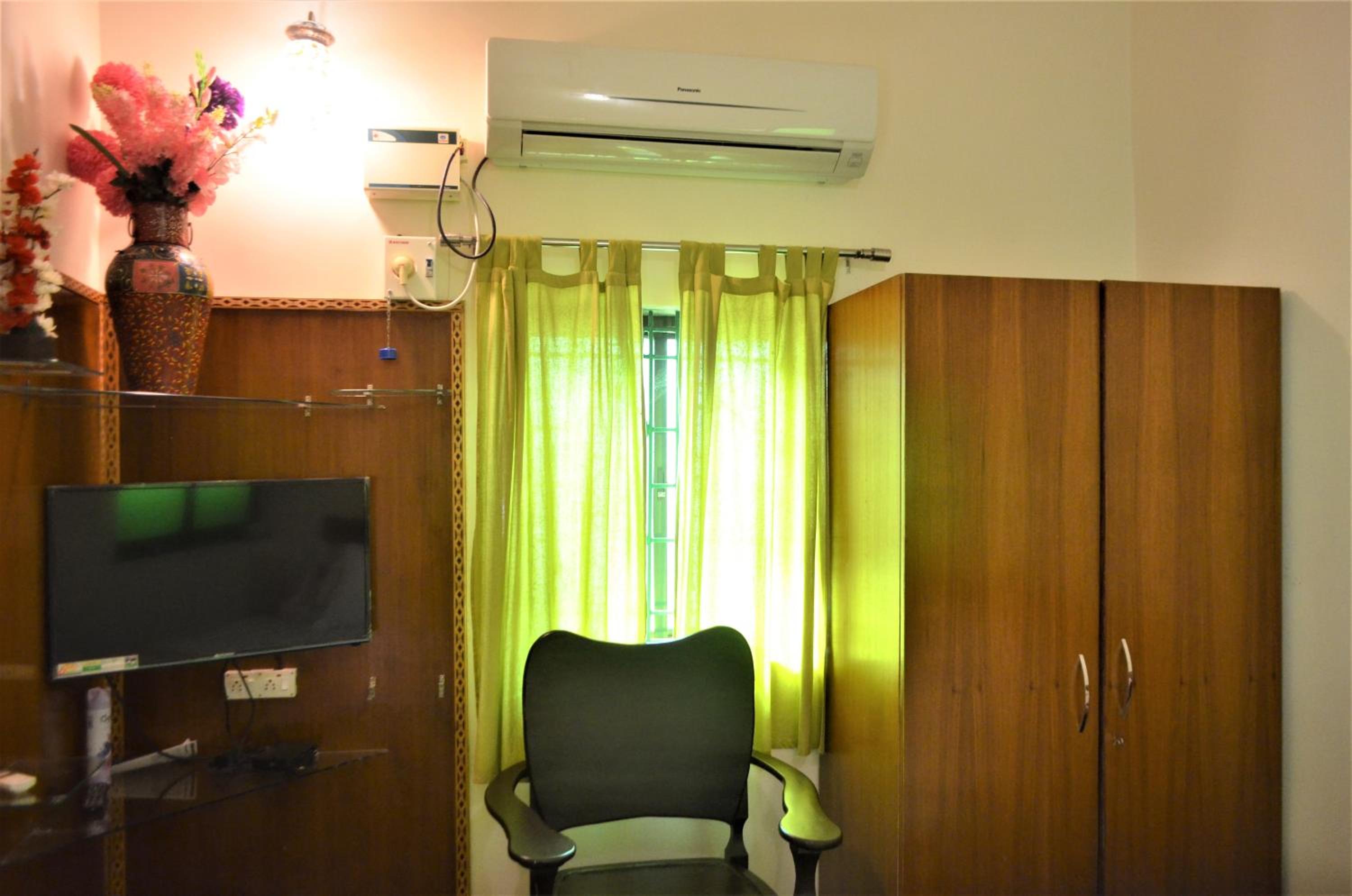 Deluxe Double Room (2 Adults + 1 Child) - Photo 8