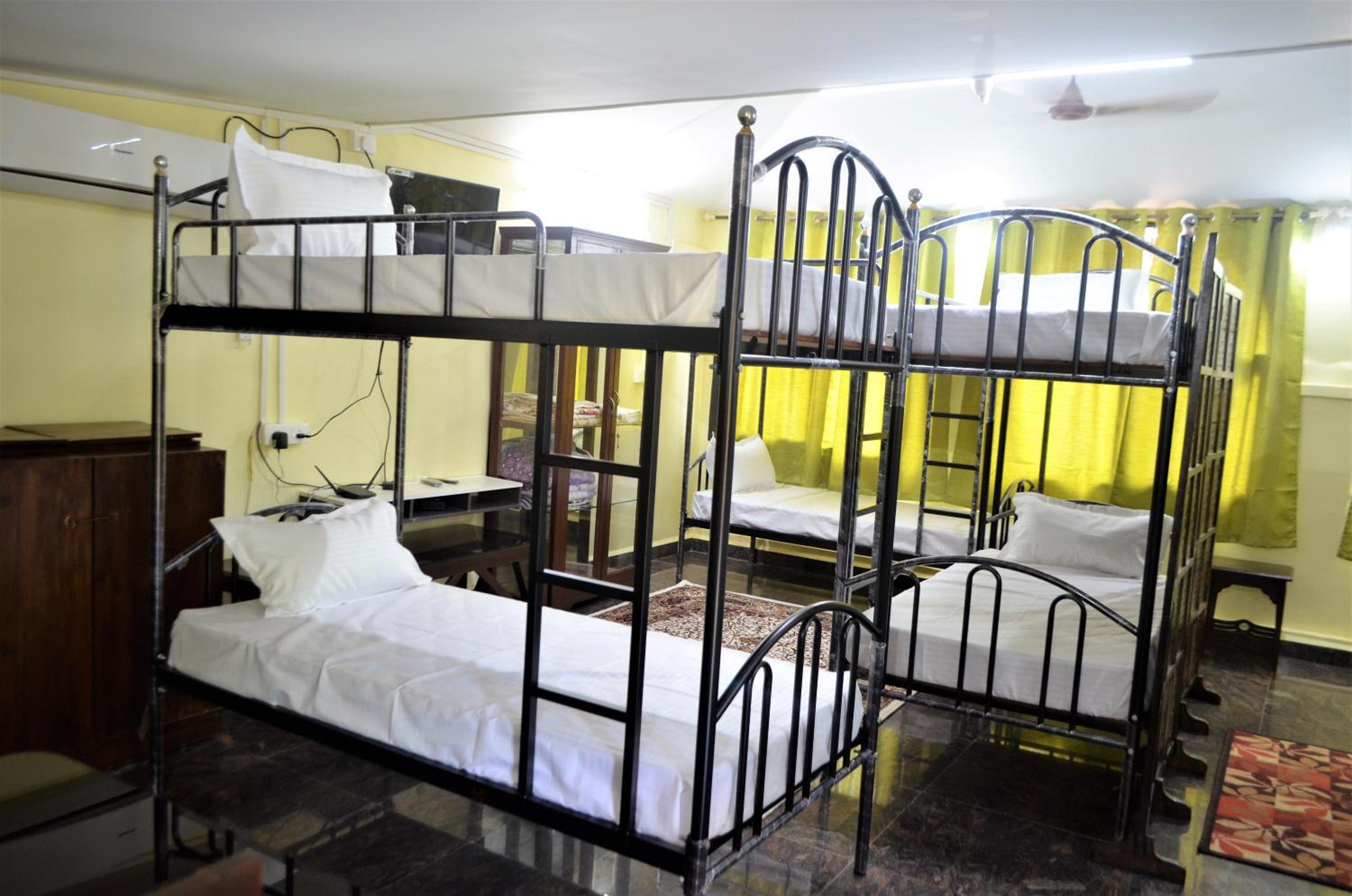 Deluxe Double Room (2 Adults + 1 Child) - Photo 1