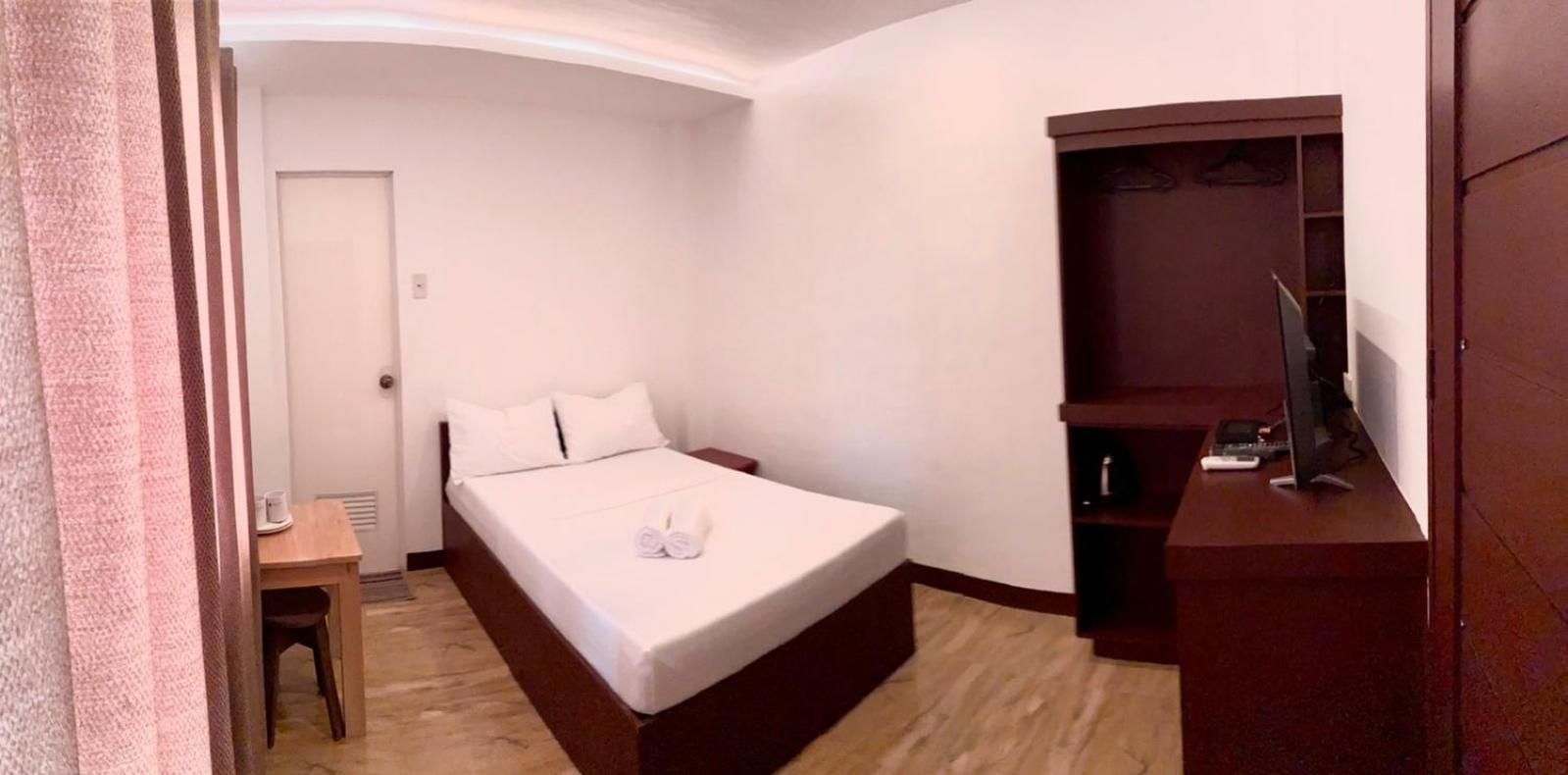 Double Room with Private Bathroom - Photo 2