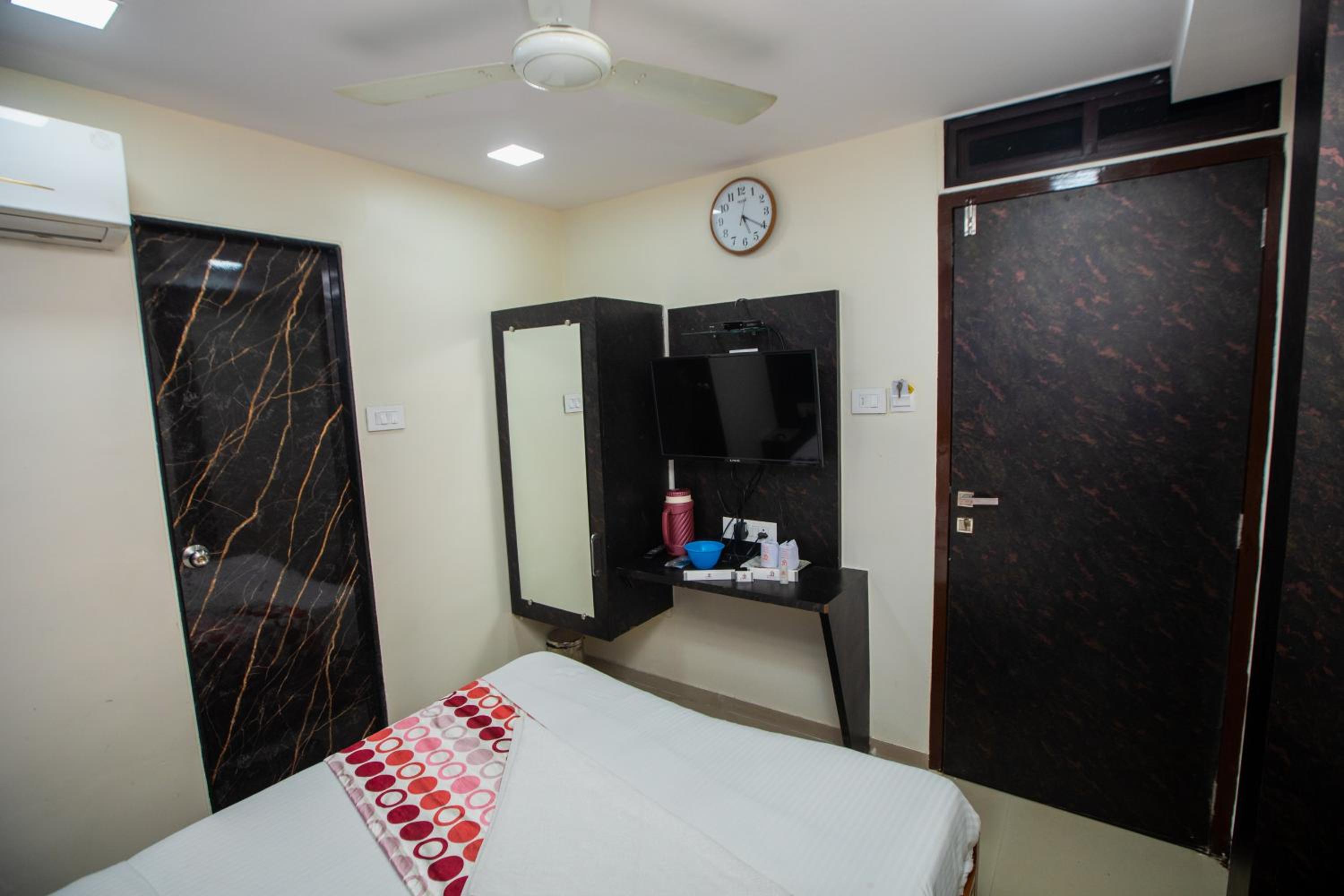Deluxe Room - Photo 5