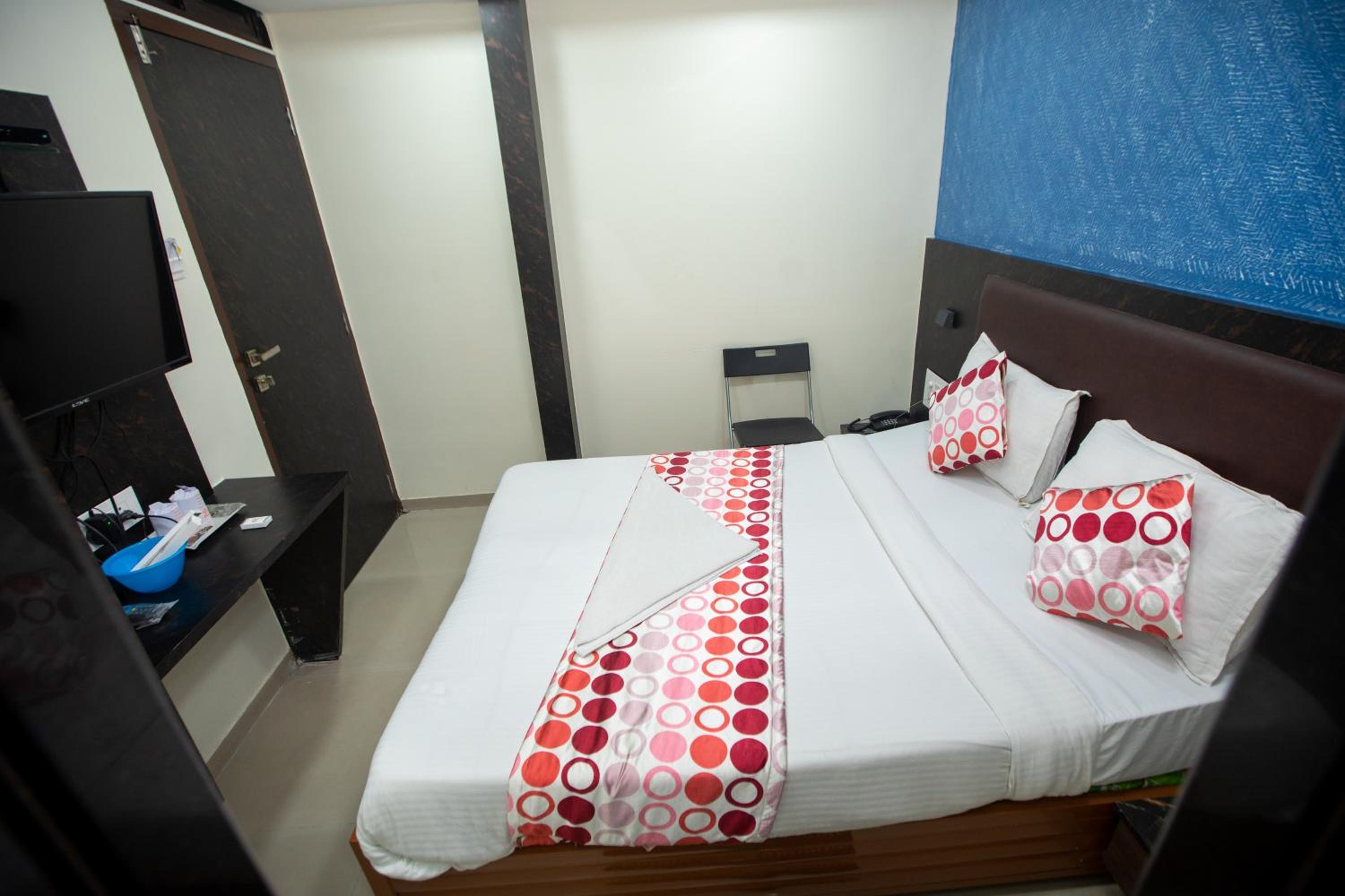 Deluxe Room - Photo 3