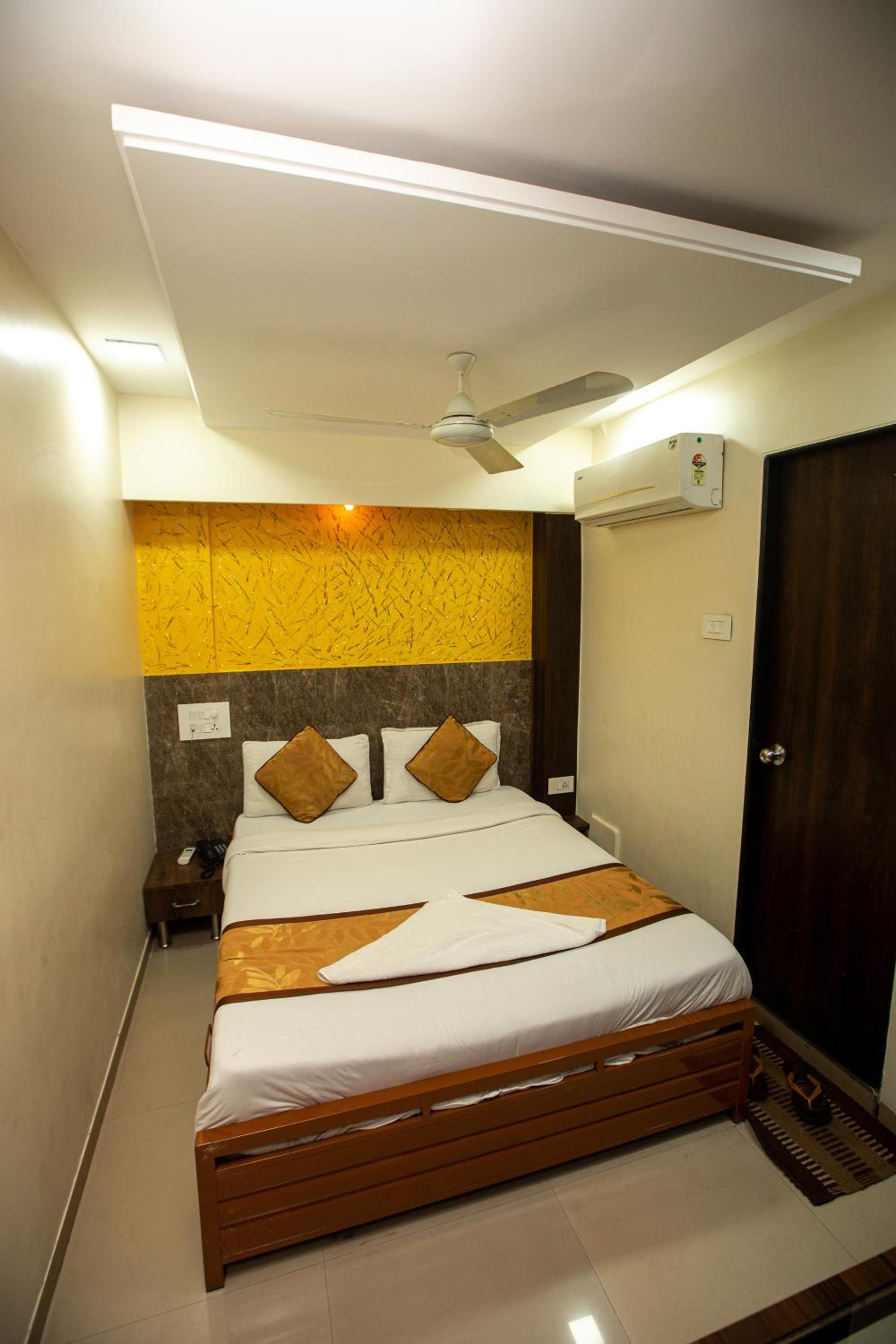 Deluxe Room - Photo 22
