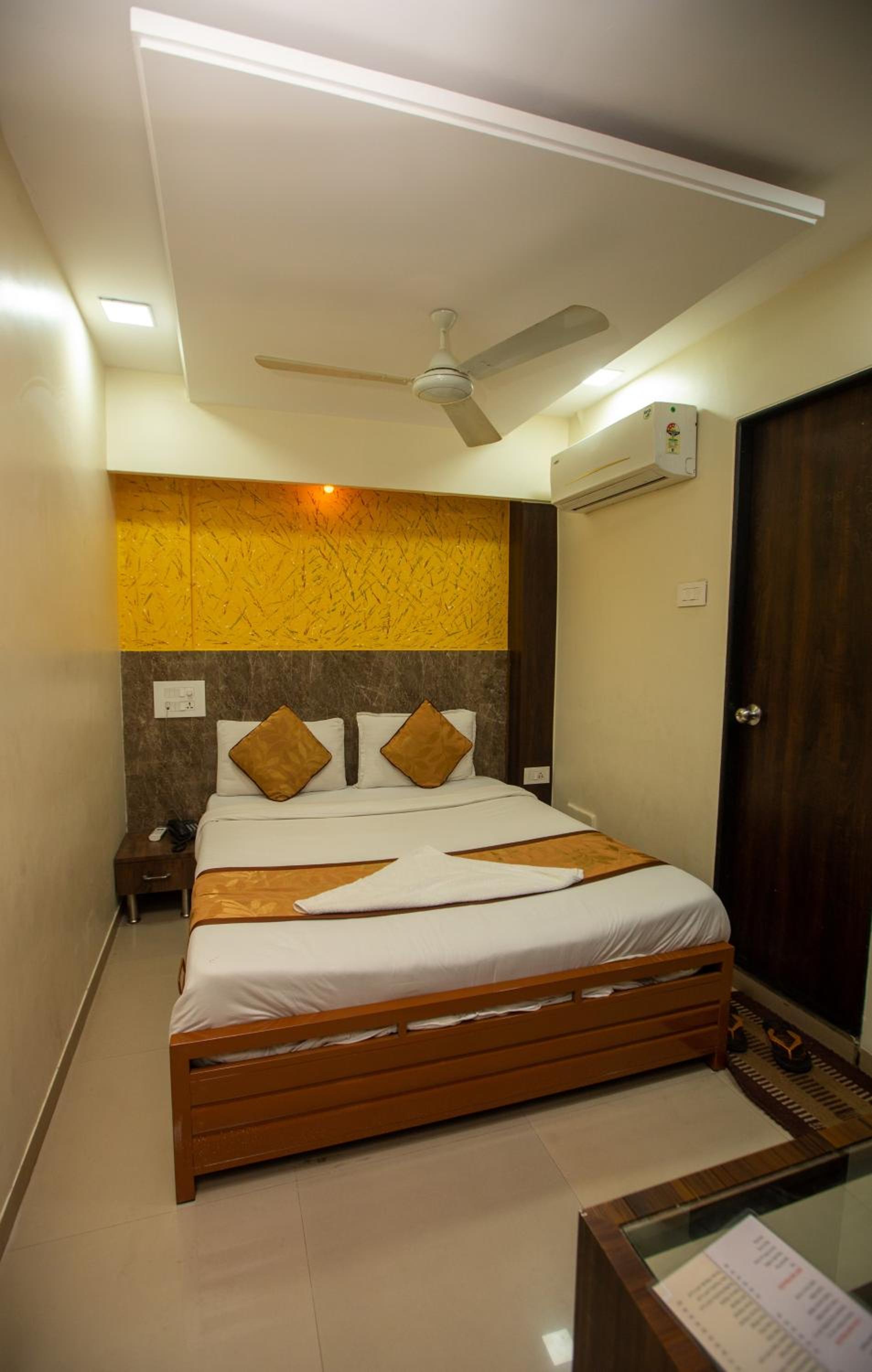 Deluxe Room - Photo 21