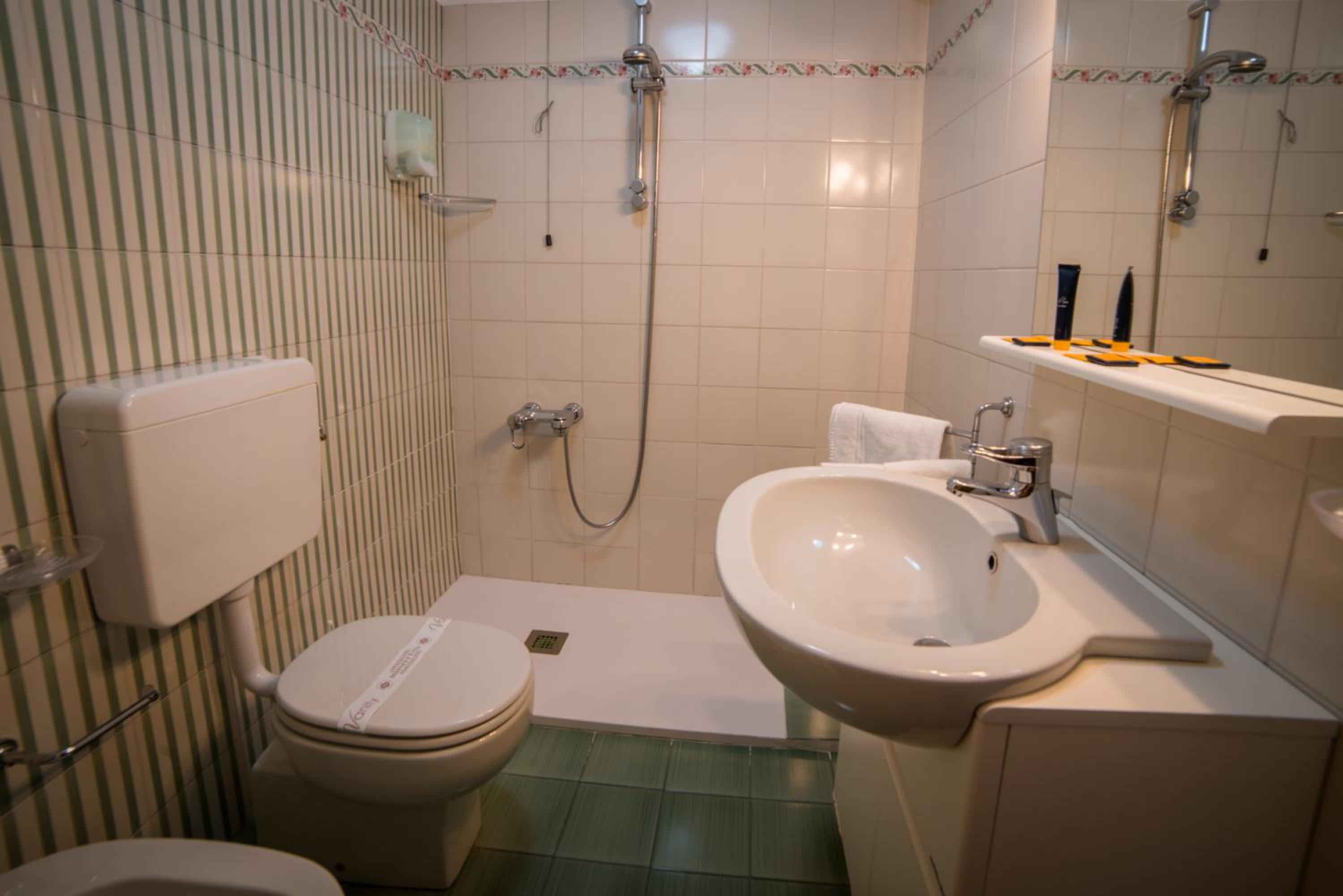 Double or Twin Room - Photo 4