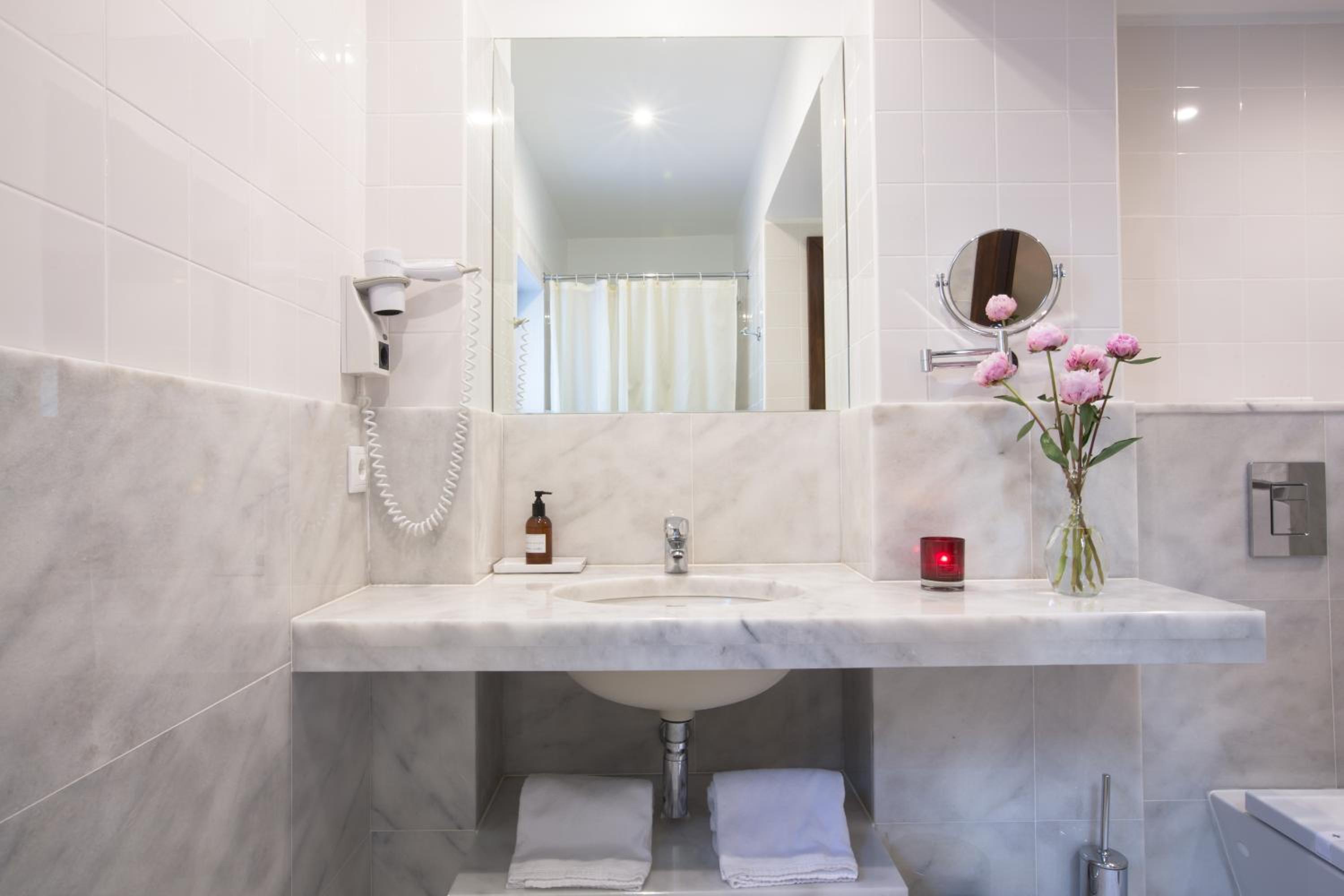 Double or Twin Room - Photo 12