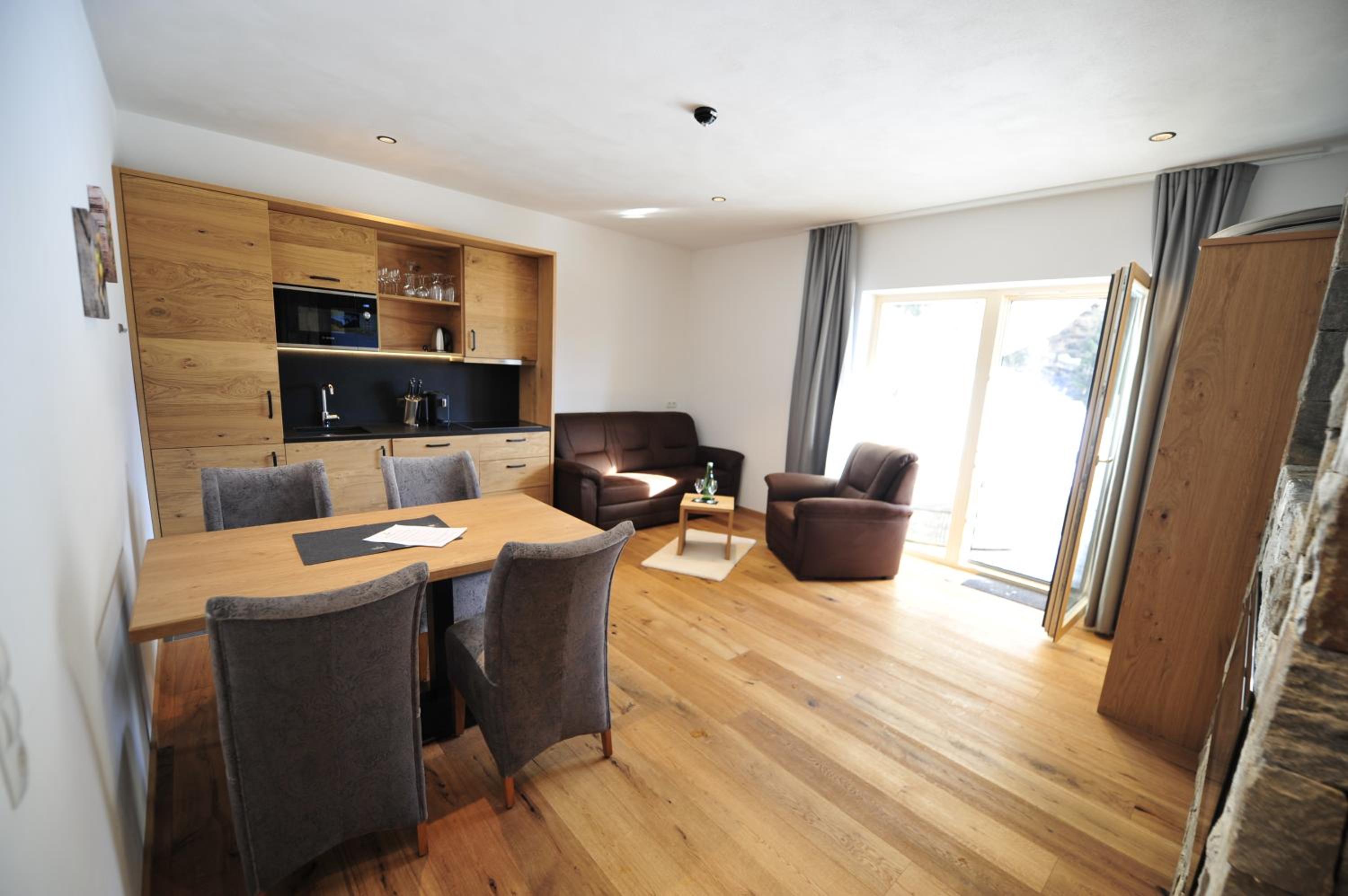 Suite with Hot Tub photo 1