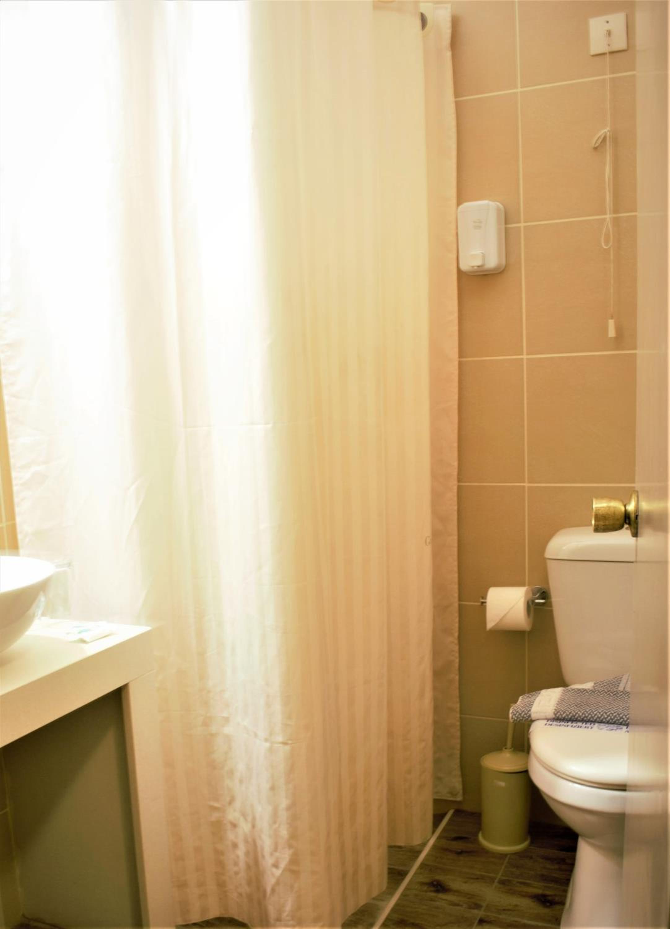 Standard Twin Room - Photo 4
