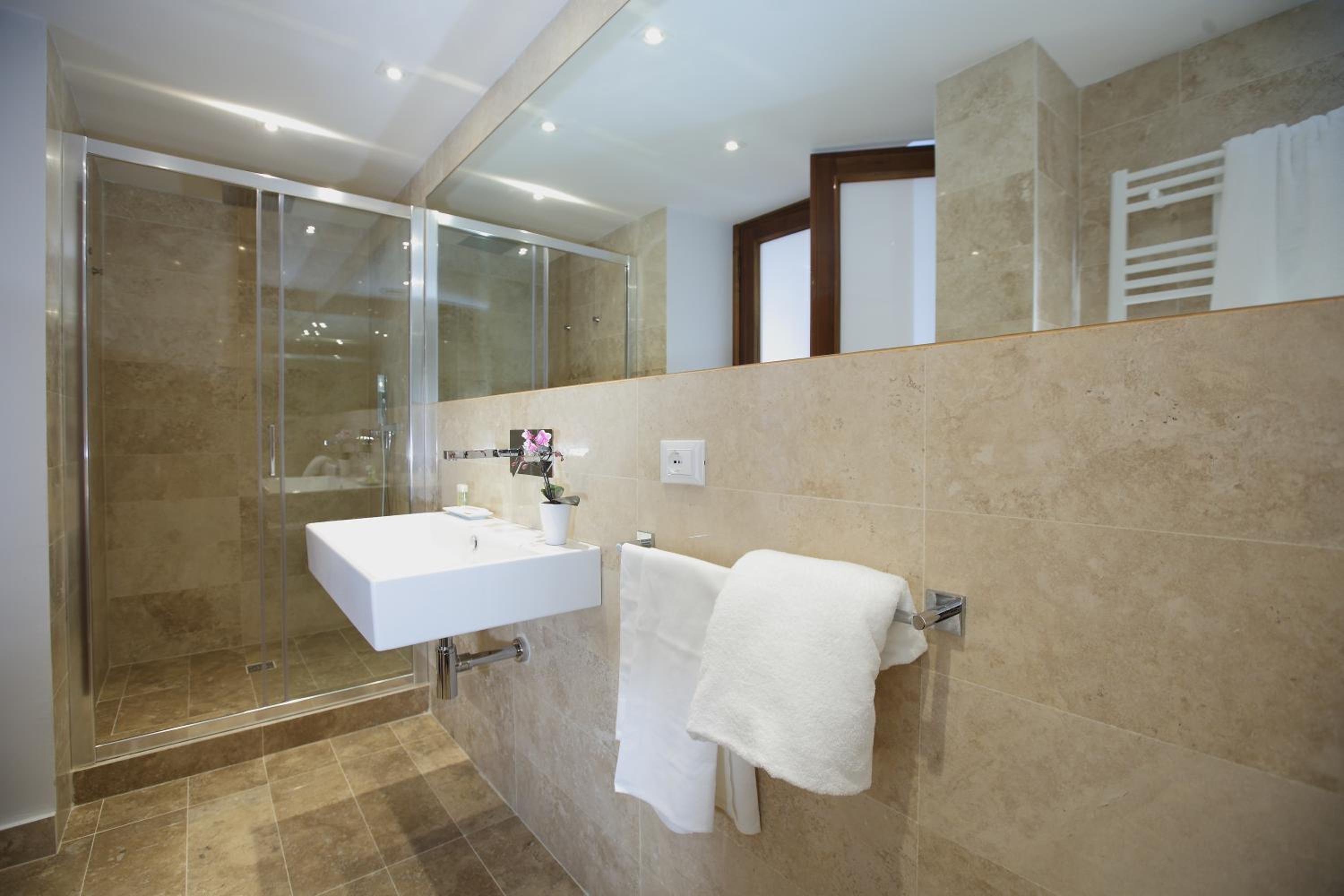 Double or Twin Room with Balcony photo 2