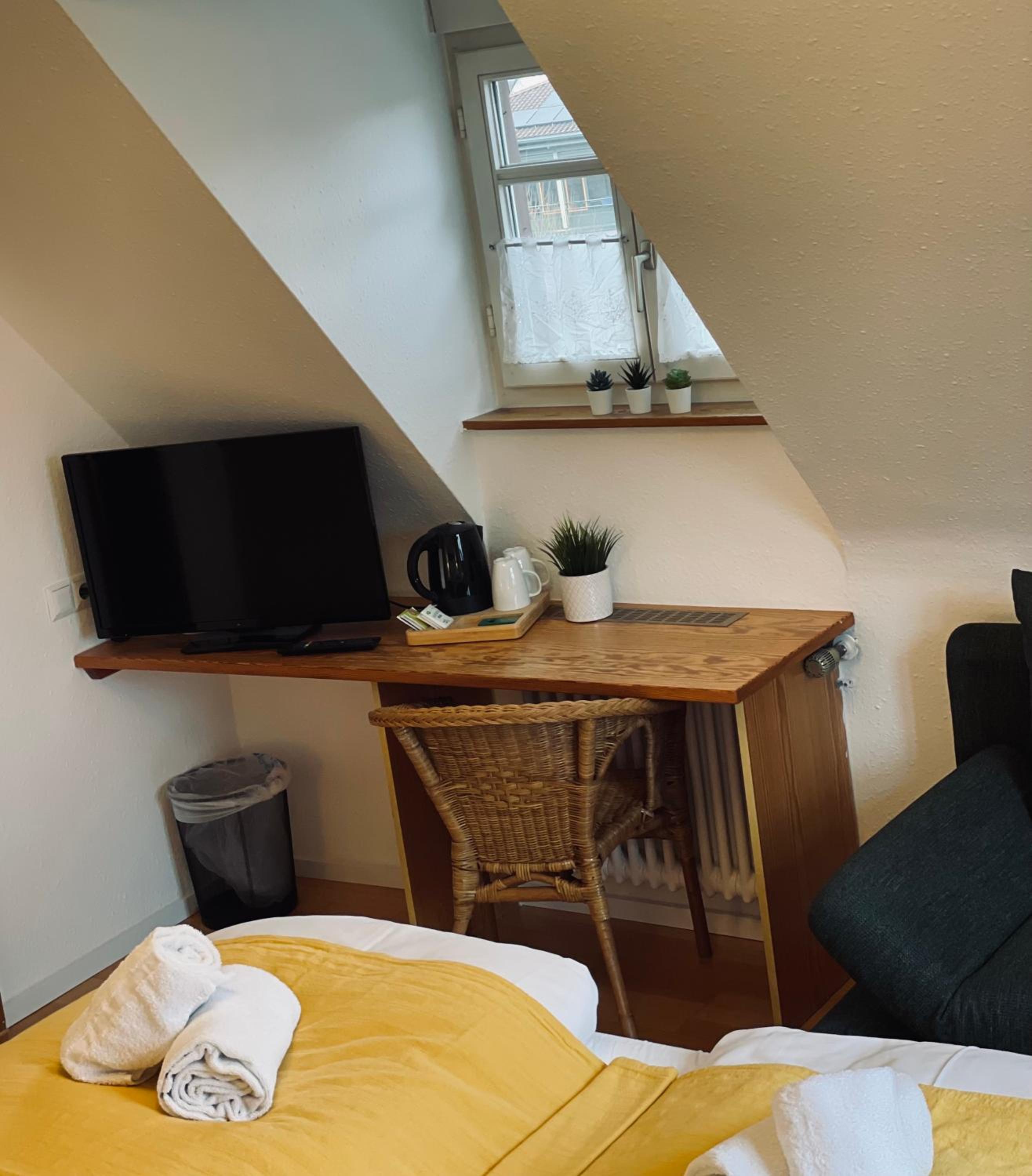Large Double Room - Photo 8
