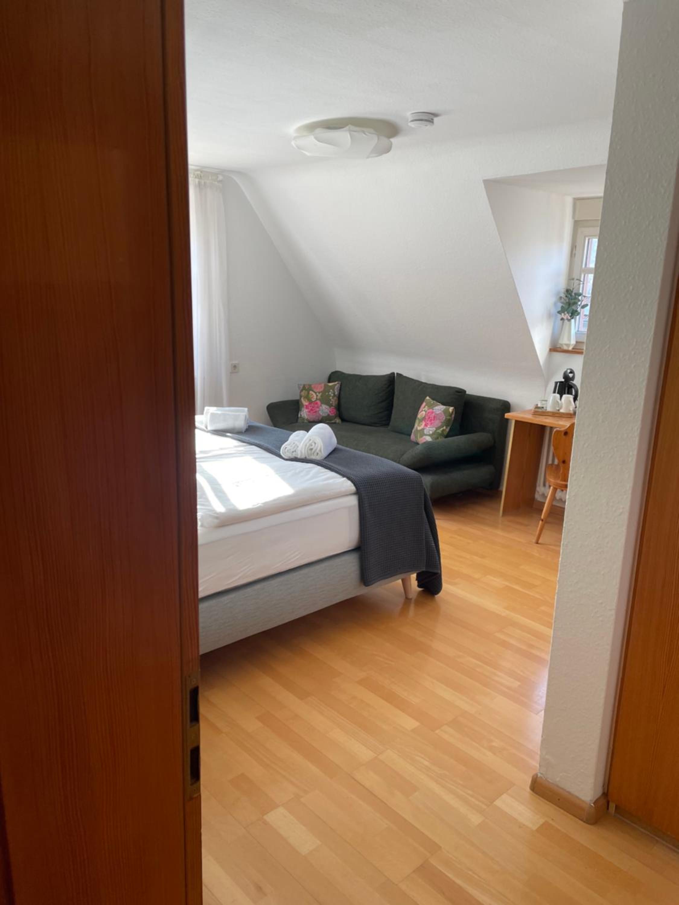 Large Double Room - Photo 16