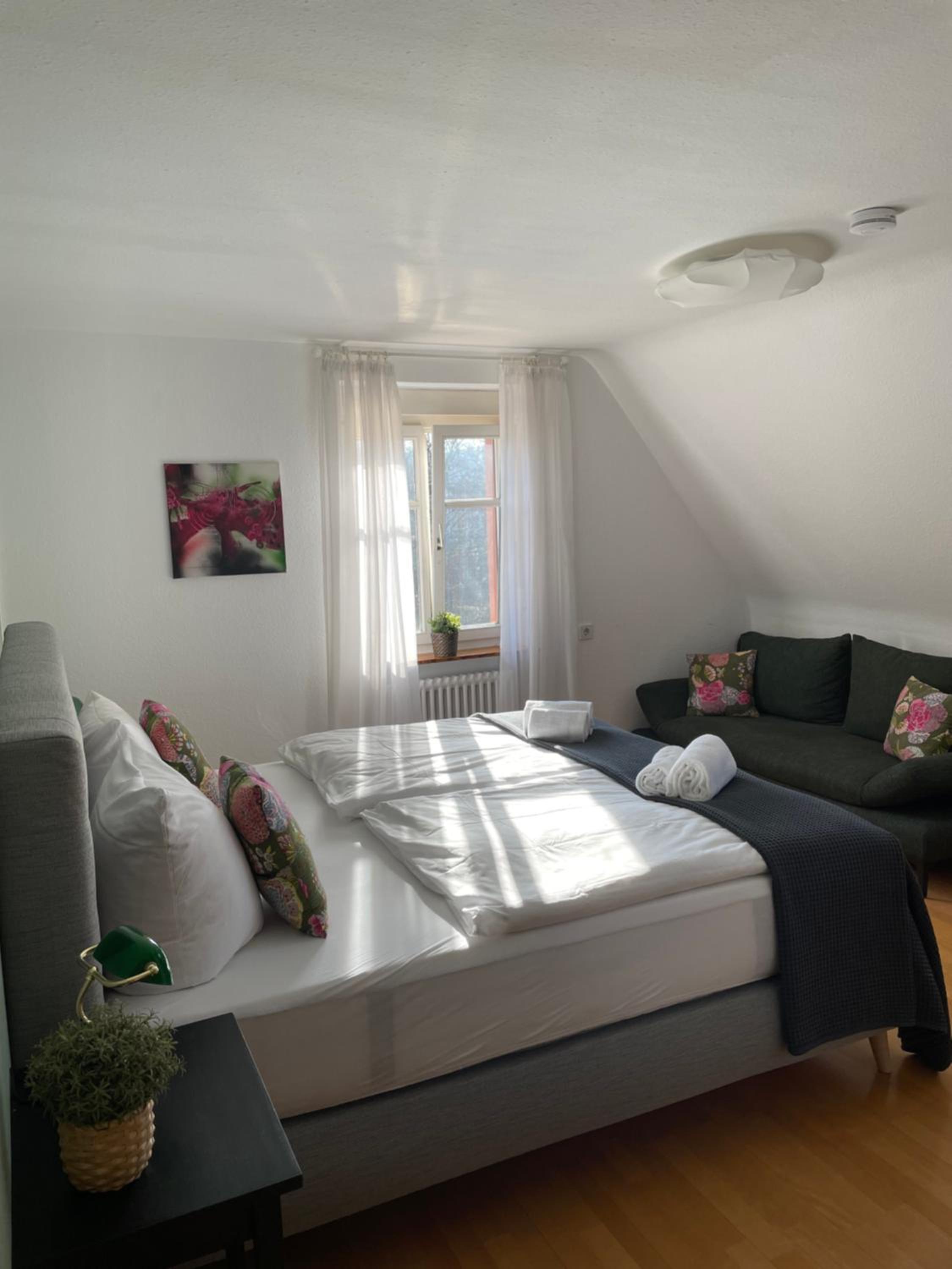 Large Double Room - Photo 17