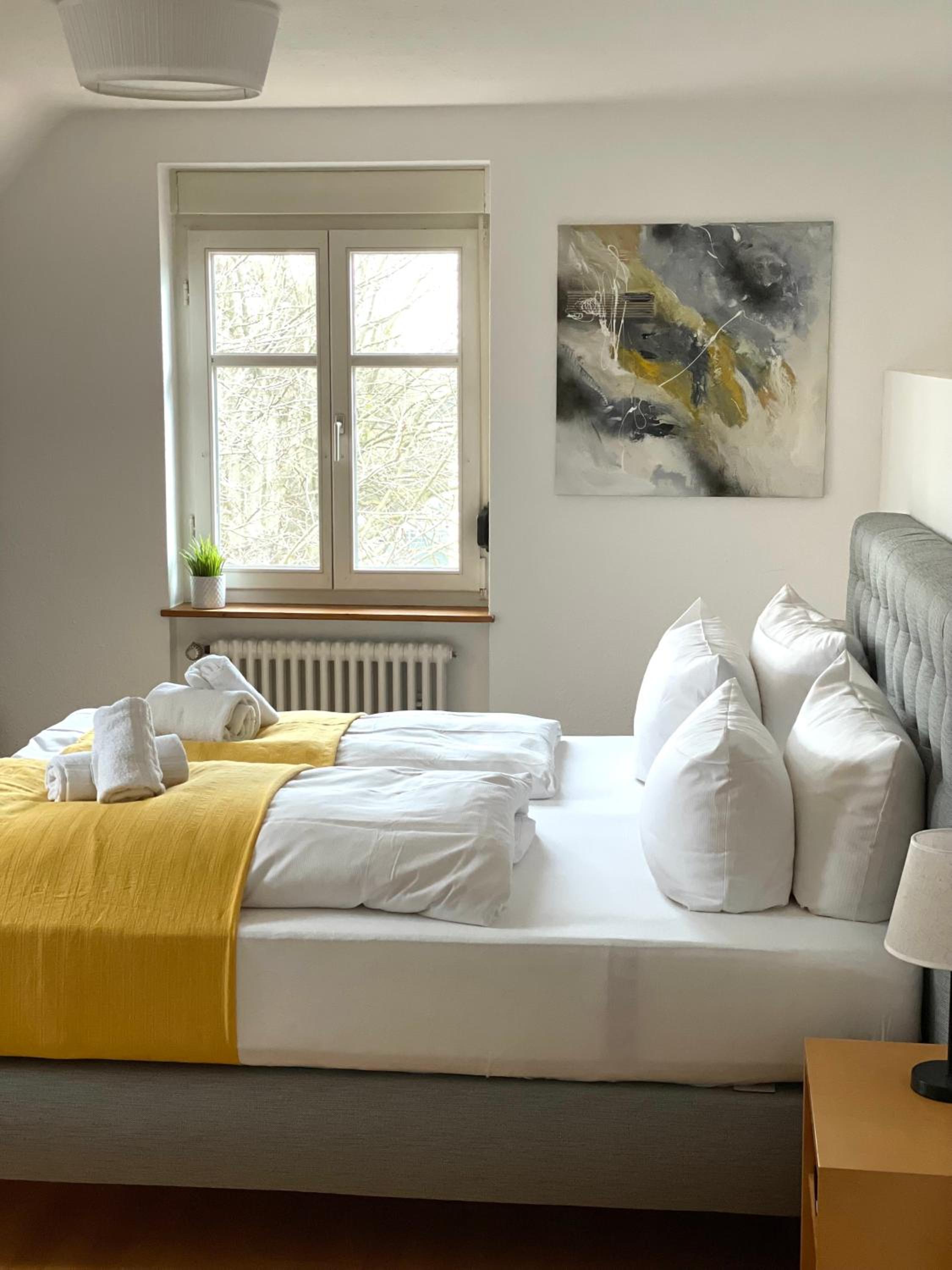 Large Double Room - Photo 1