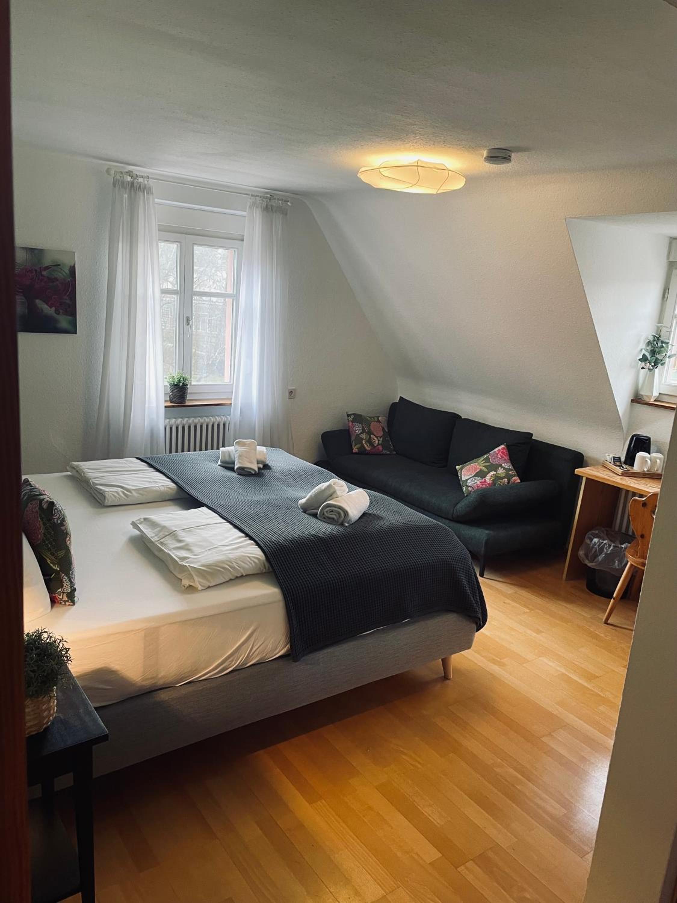 Large Double Room - Photo 2