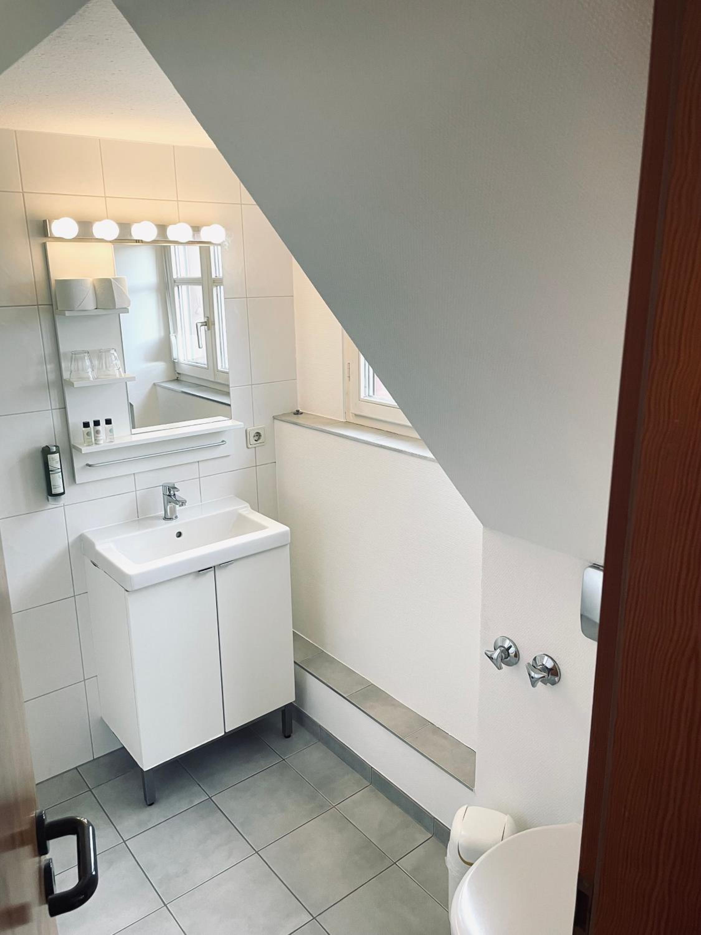 Large Double Room - Photo 3