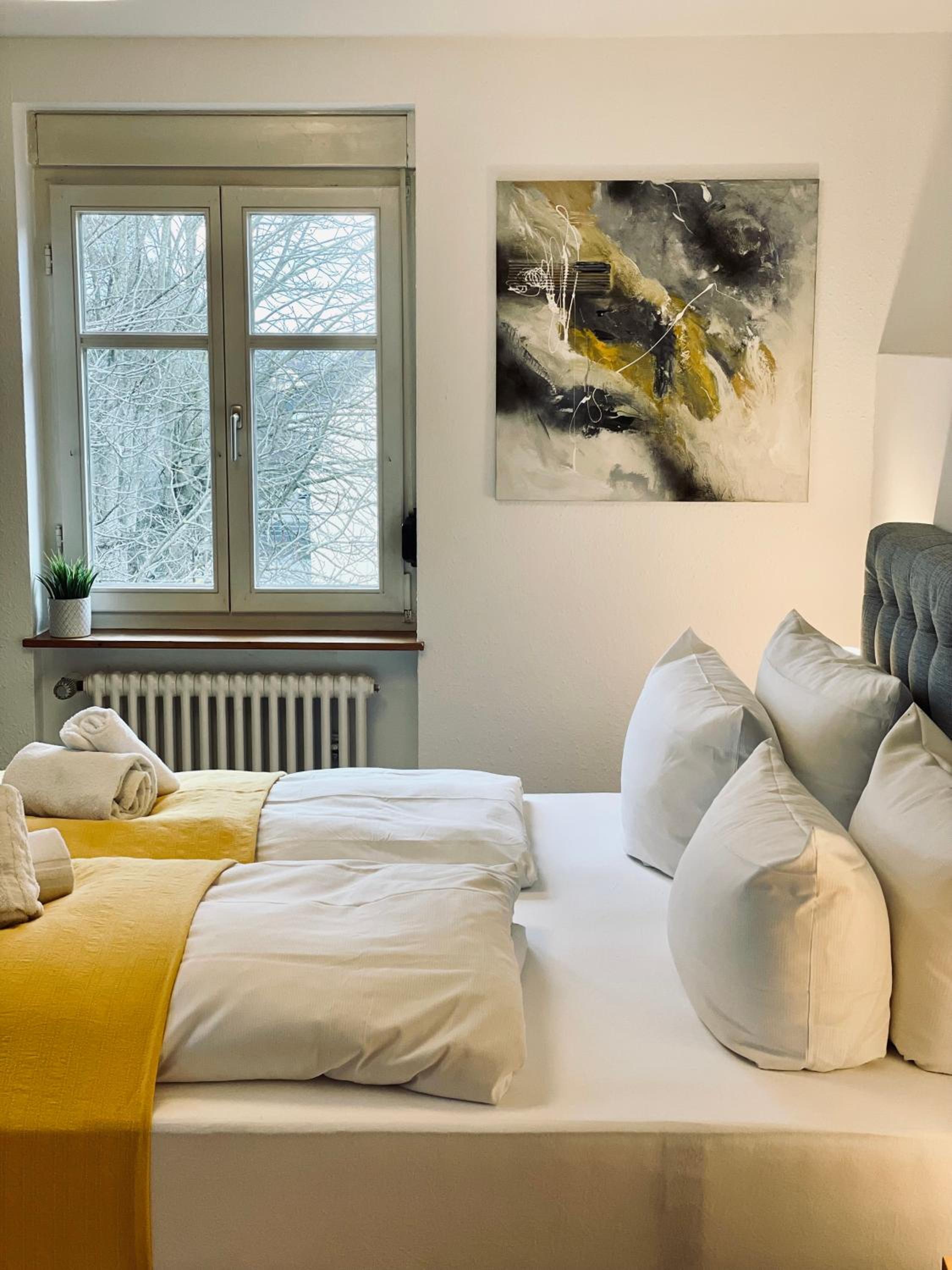 Large Double Room - Photo 9