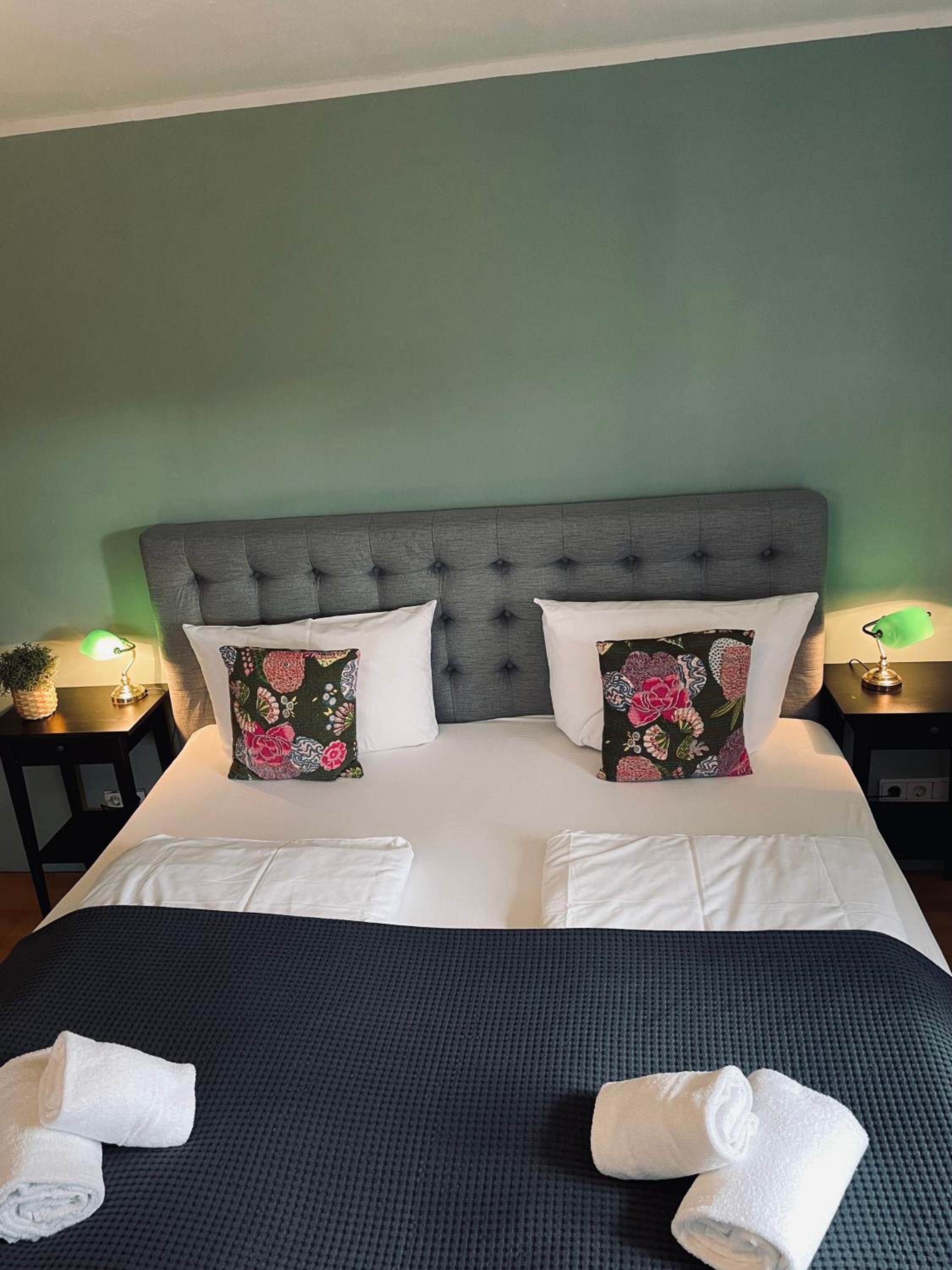 Large Double Room - Photo 21