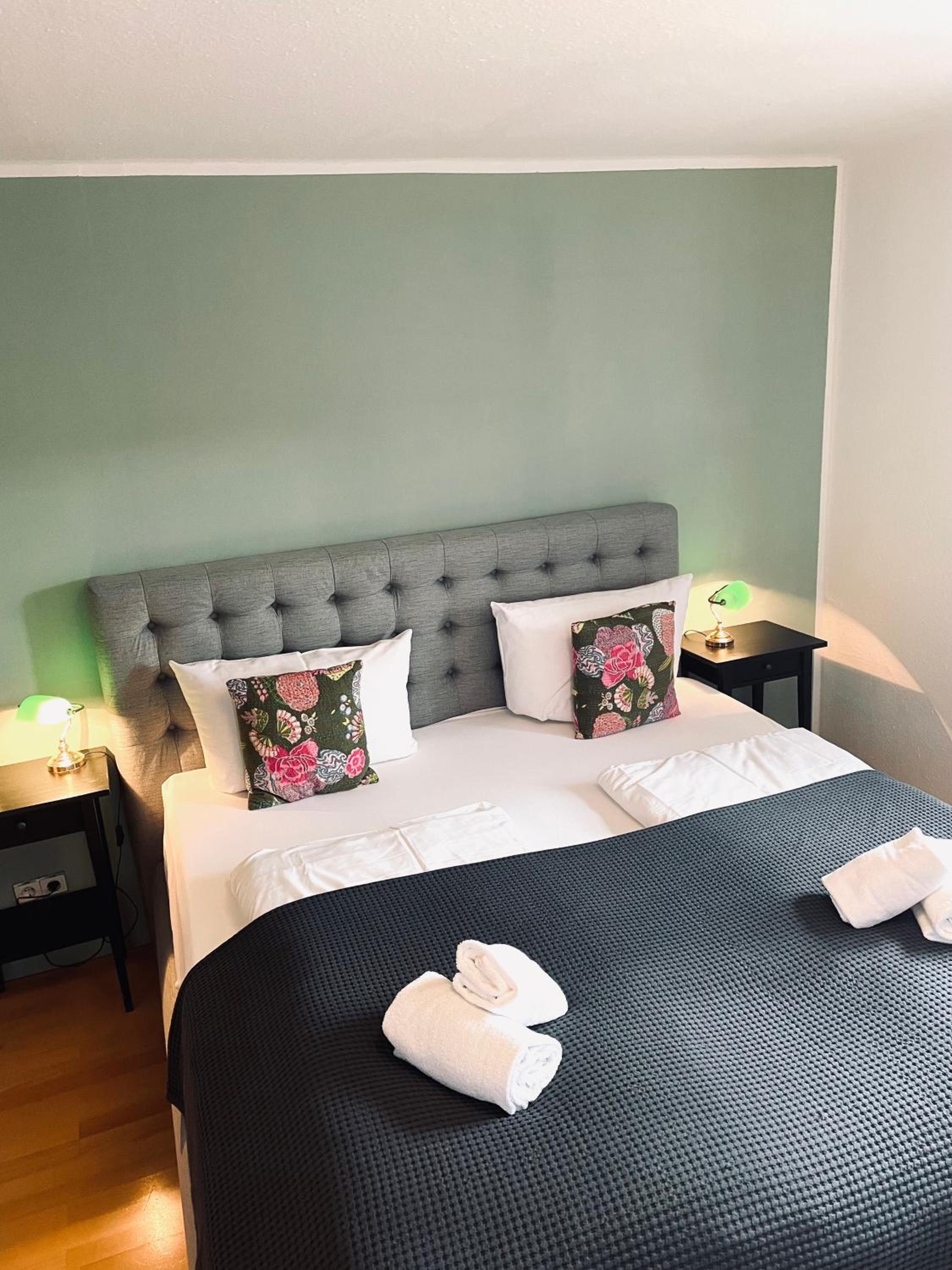 Large Double Room - Photo 22