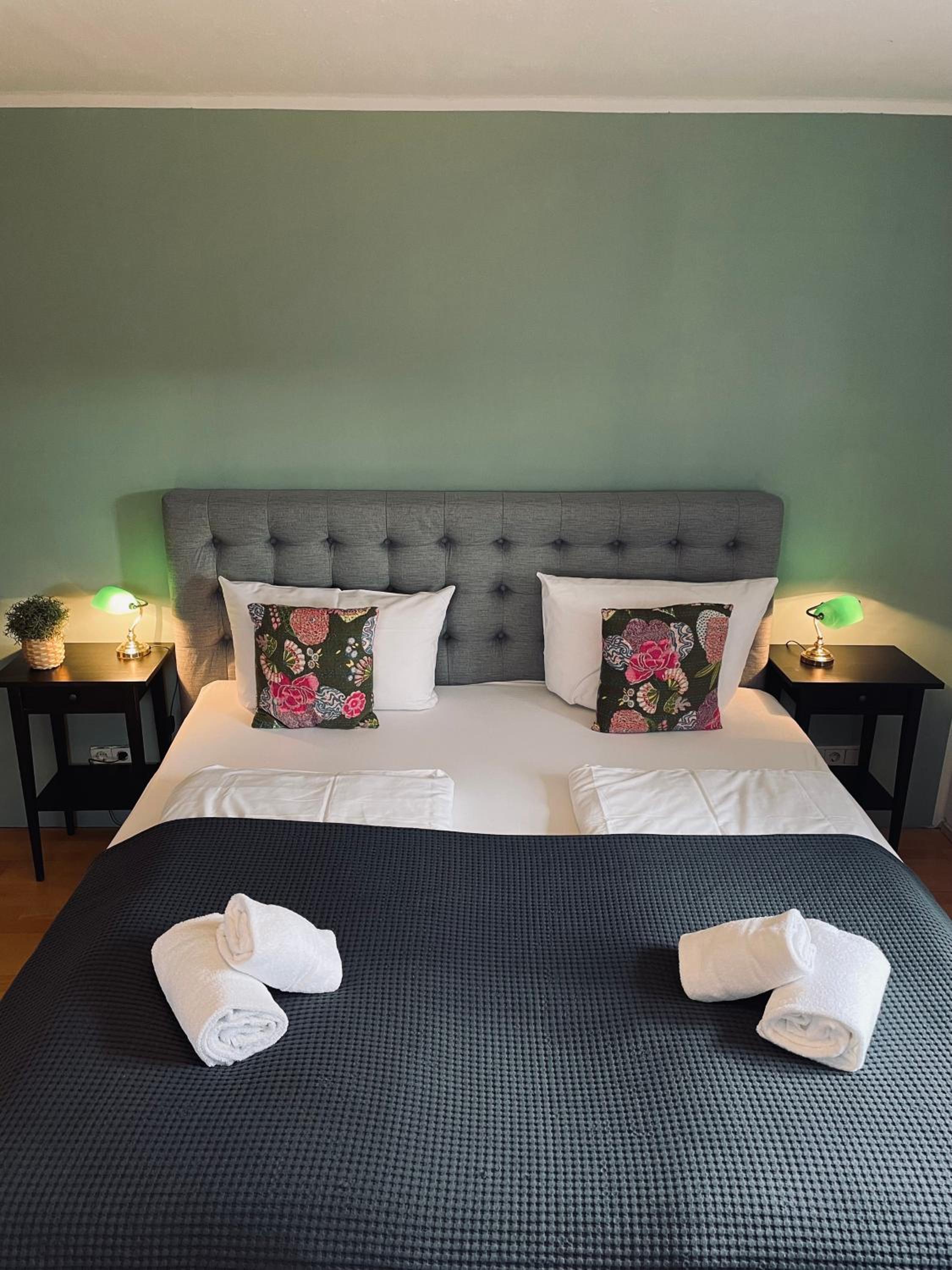 Large Double Room - Photo 24