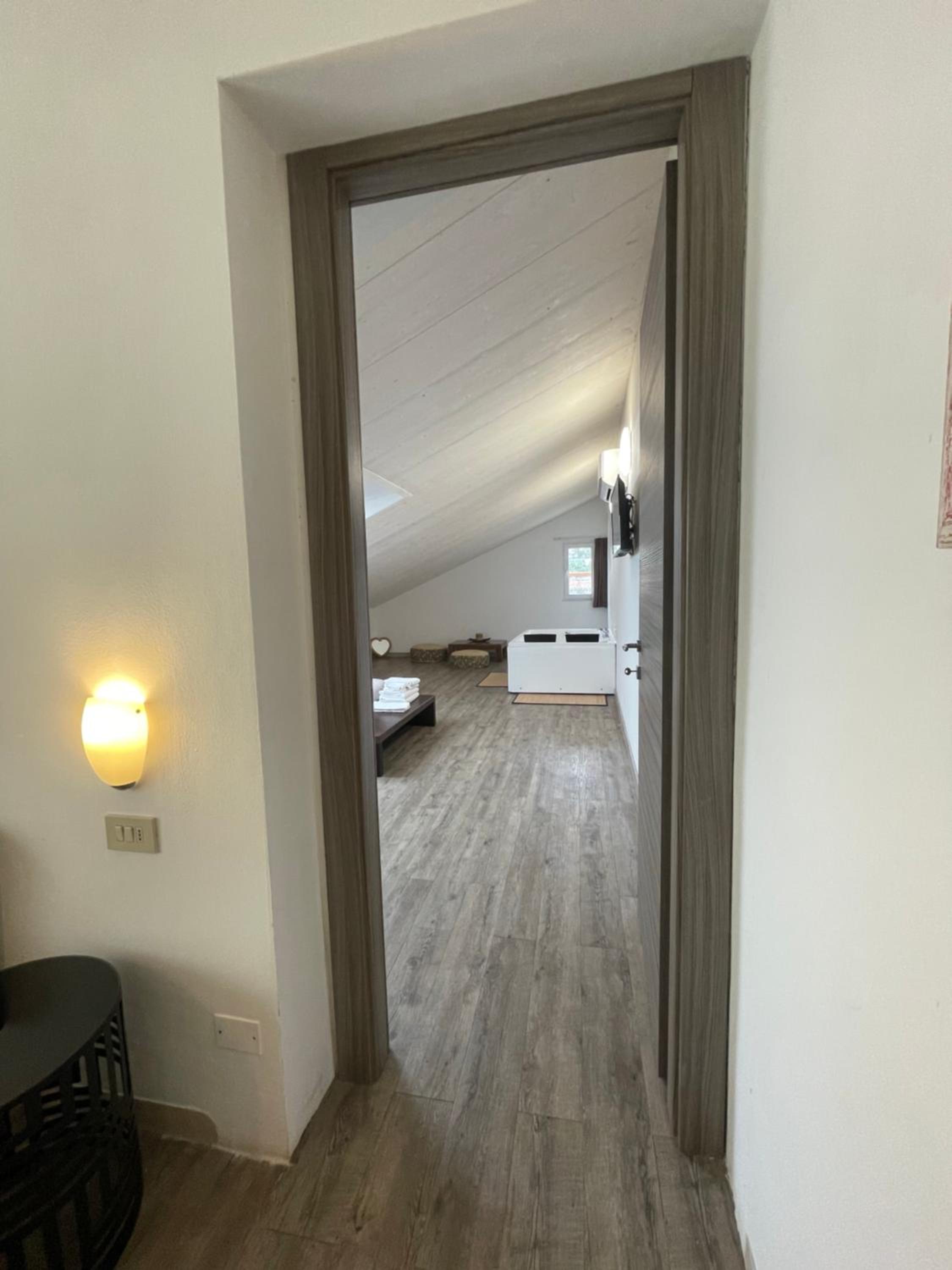 Suite with Hot Tub - Photo 4