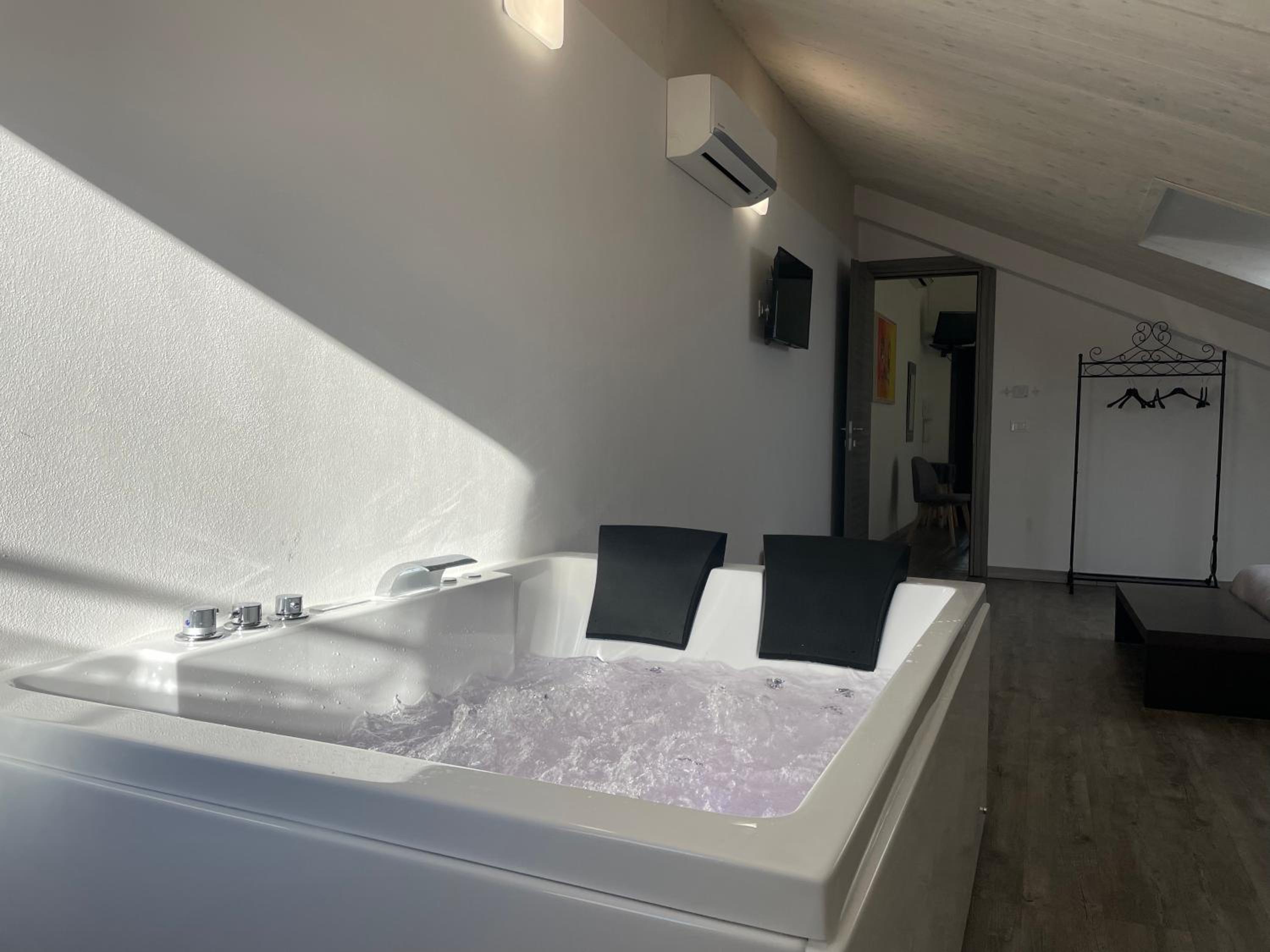 Suite with Hot Tub - Photo 3