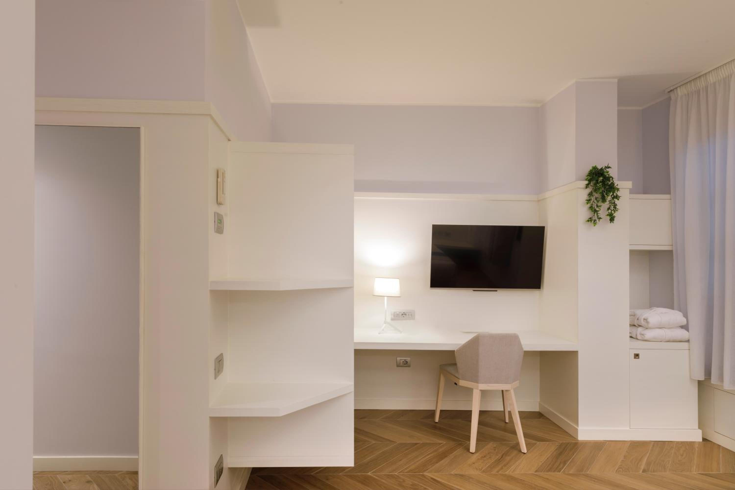 Junior Suite with Balcony - Photo 1