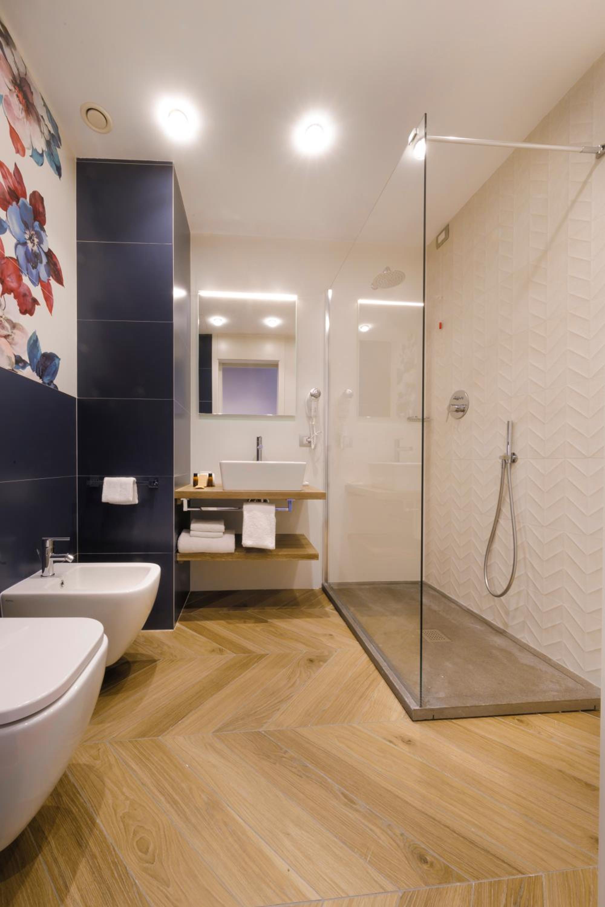 Junior Suite with Balcony - Photo 5