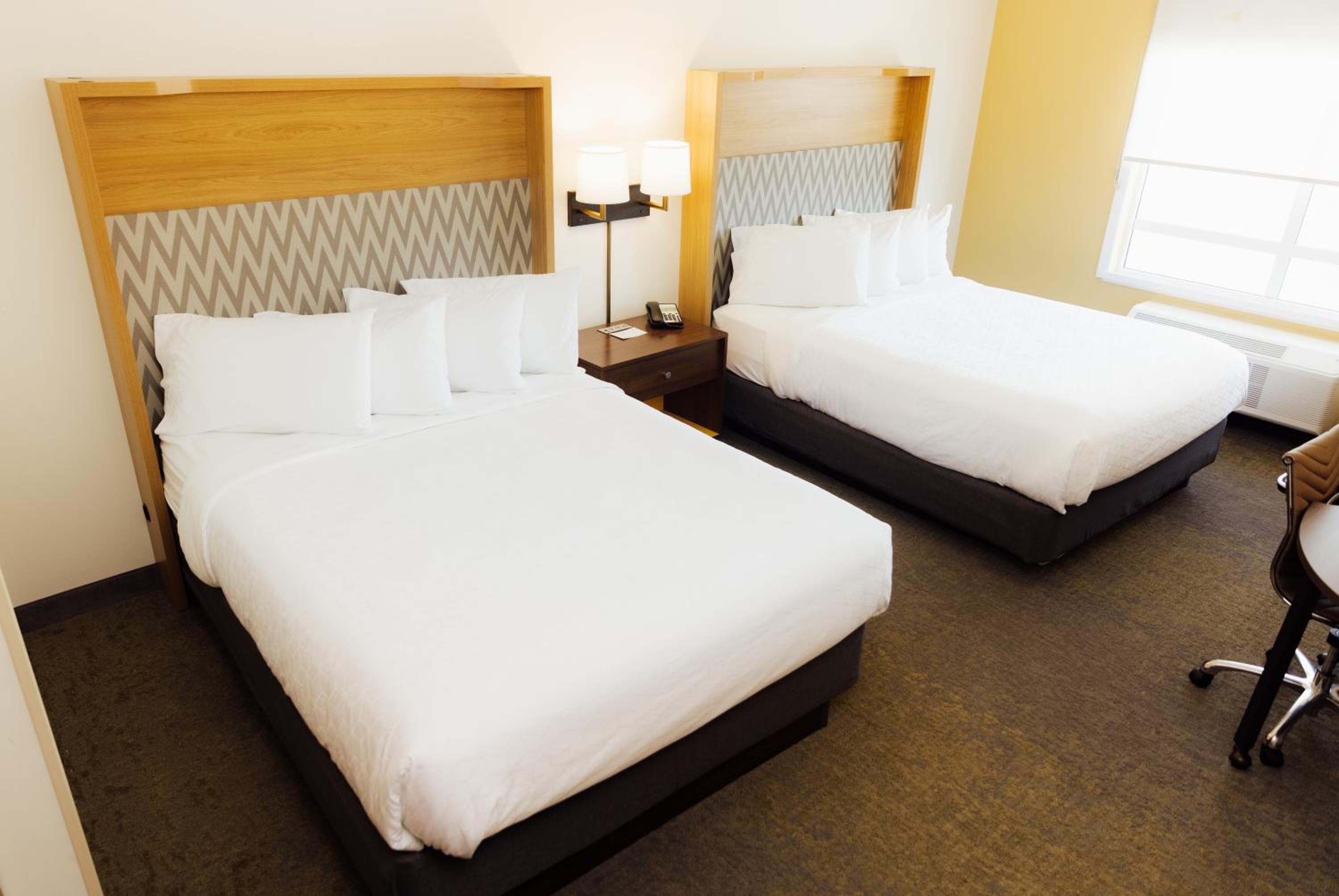 Standard Queen Room with Two Queen Beds - Photo 3
