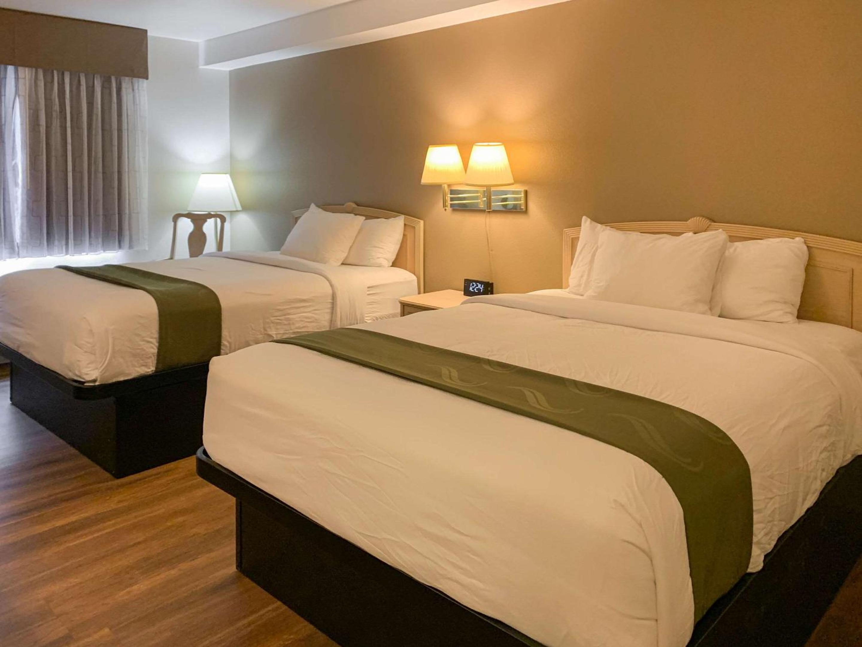 Standard Queen Room with Two Queen Beds - Non-Smoking - Photo 4