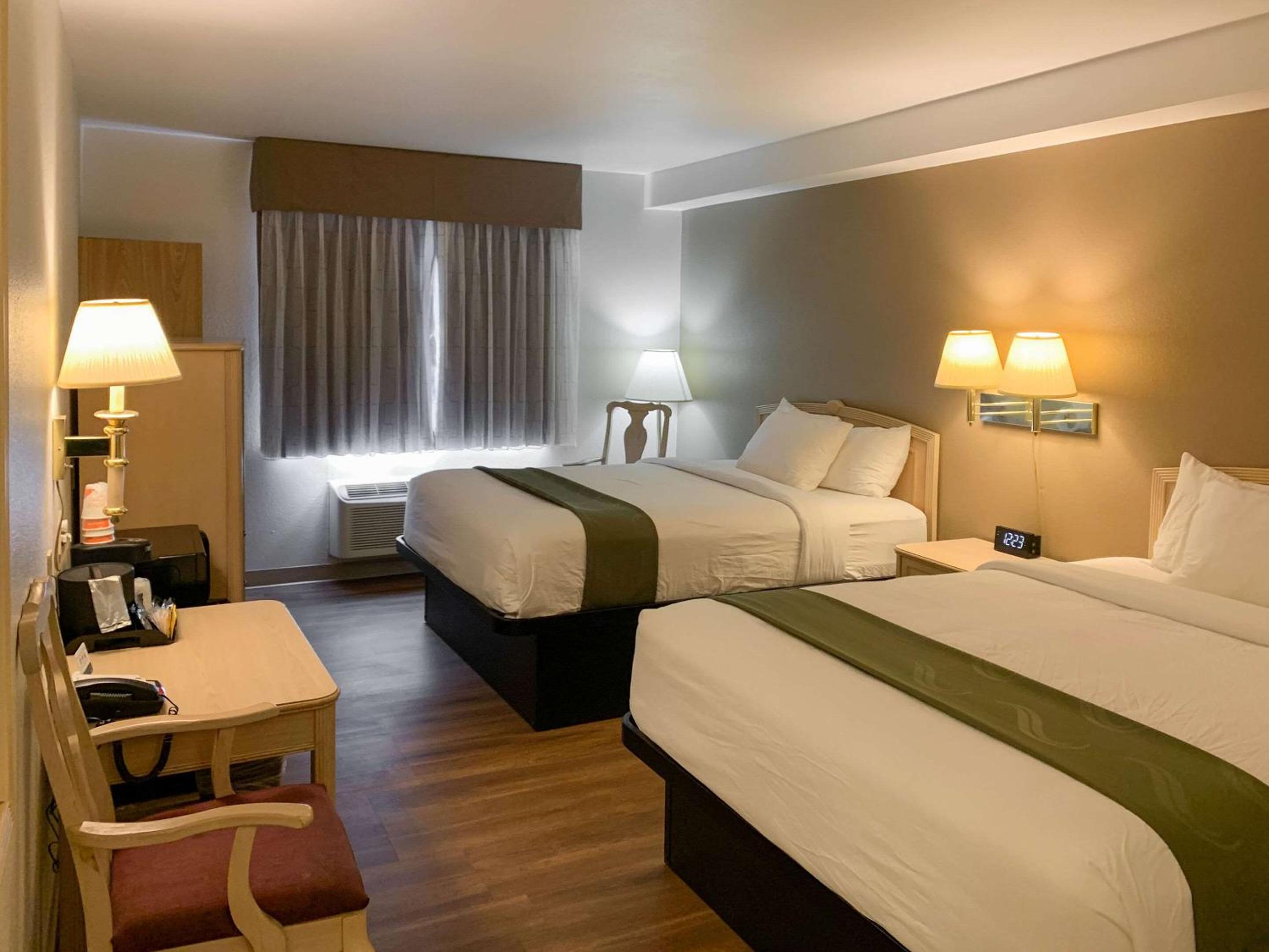 Standard Queen Room with Two Queen Beds - Non-Smoking - Photo 5