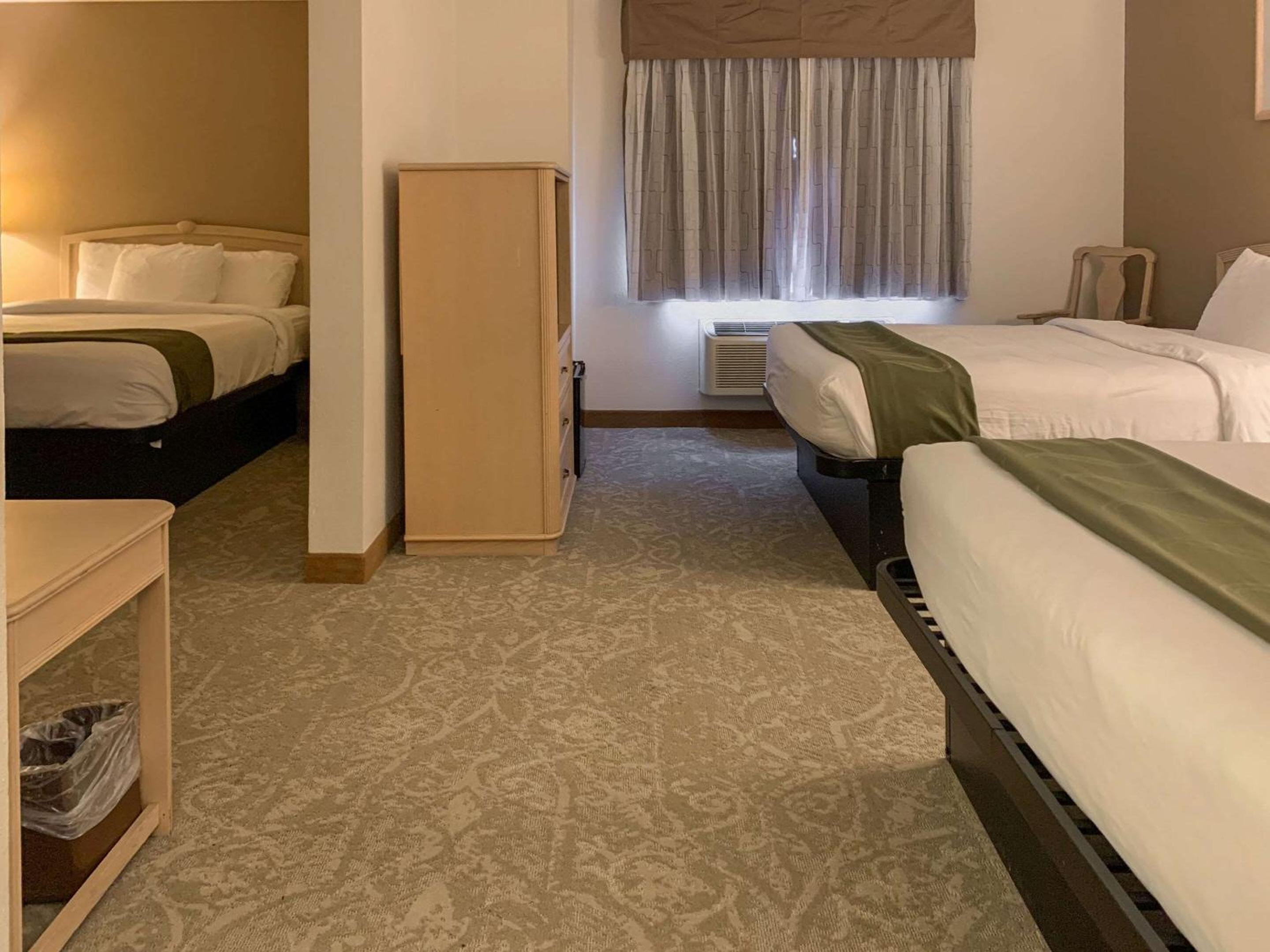 Queen Room with Three Queen Beds - Non-smoking - Photo 2