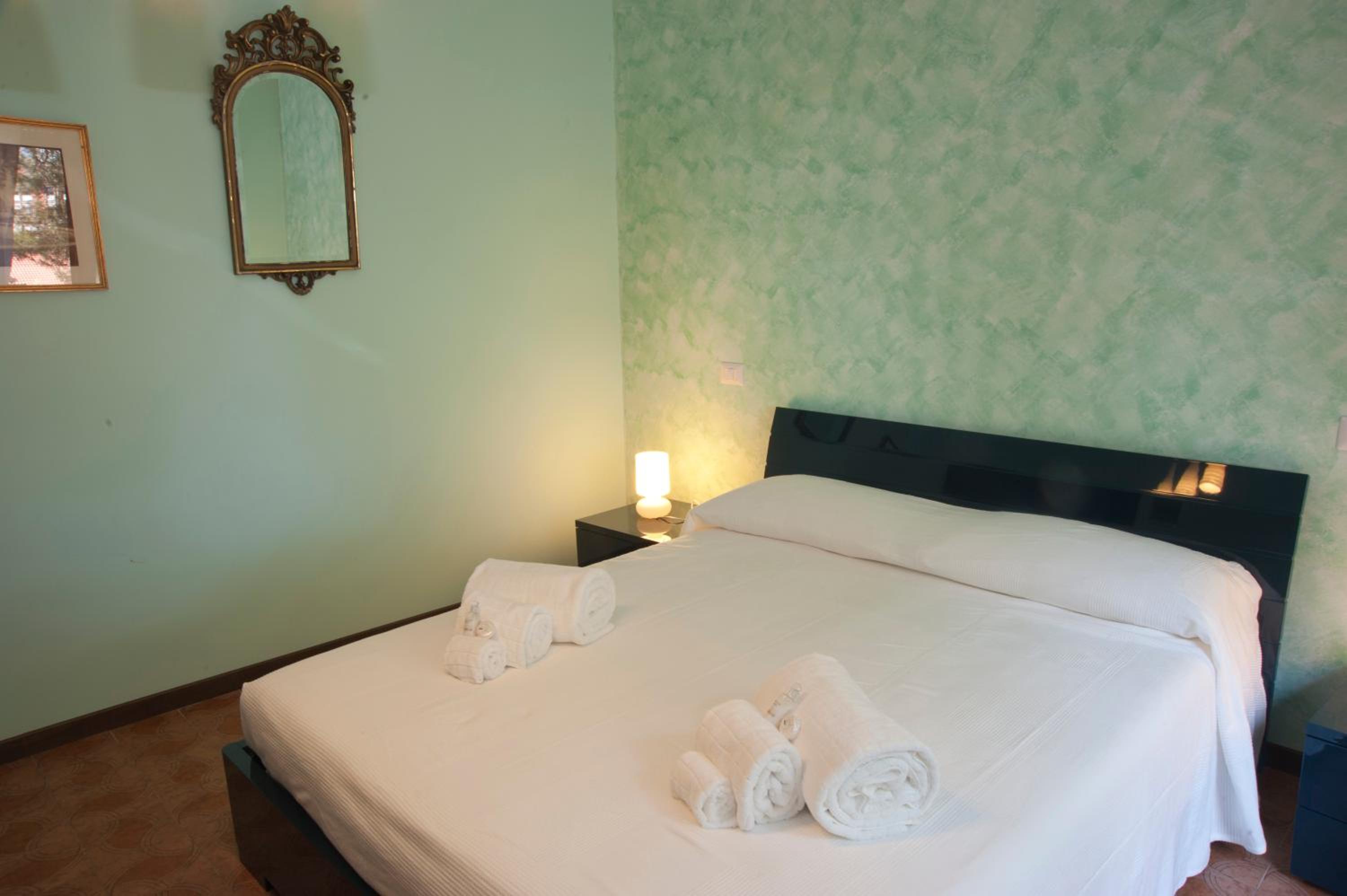 Double Room with Shared Bathroom photo 2