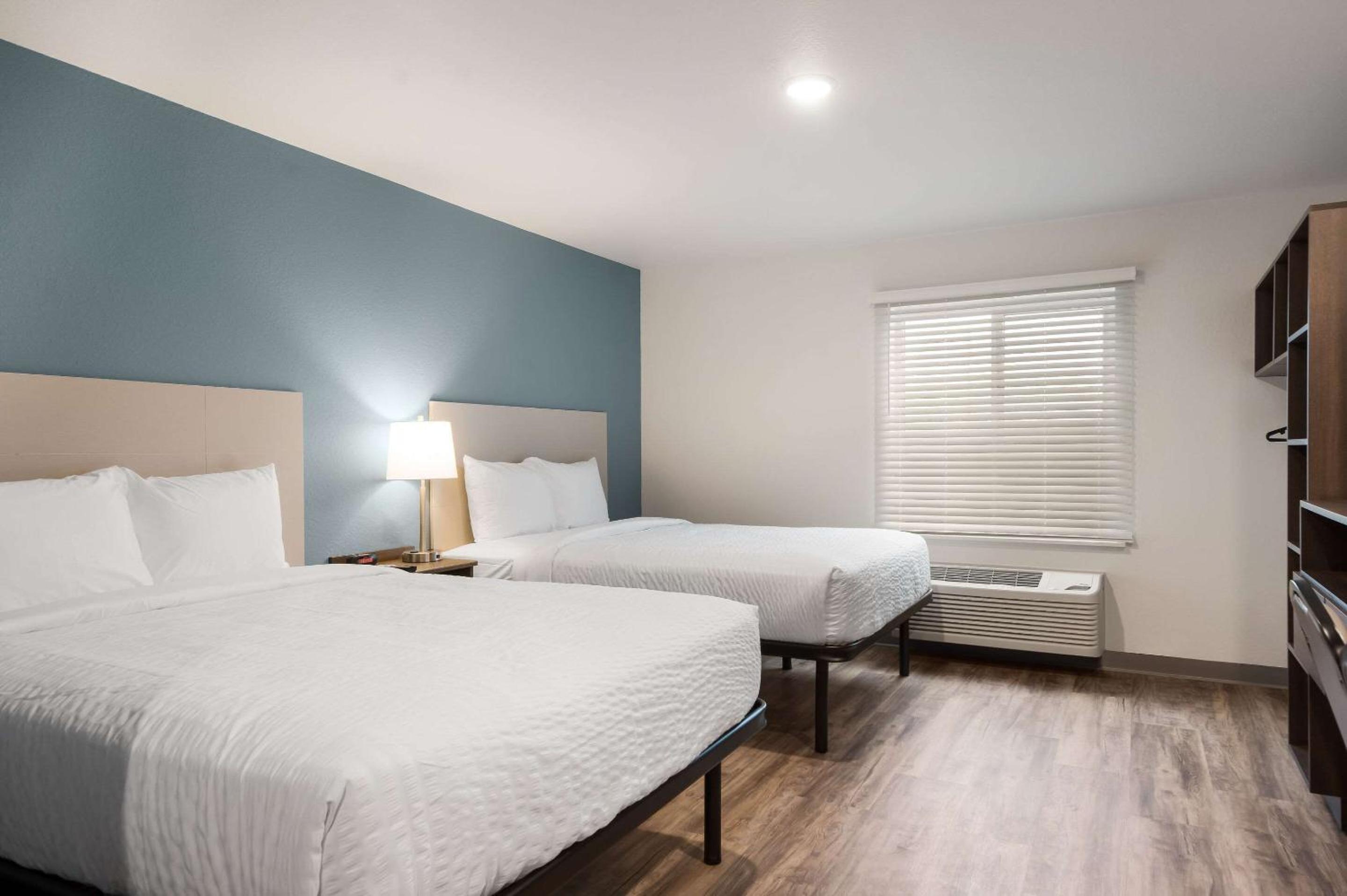 Queen Suite with Two Queen Beds - Non Smoking - Photo 2