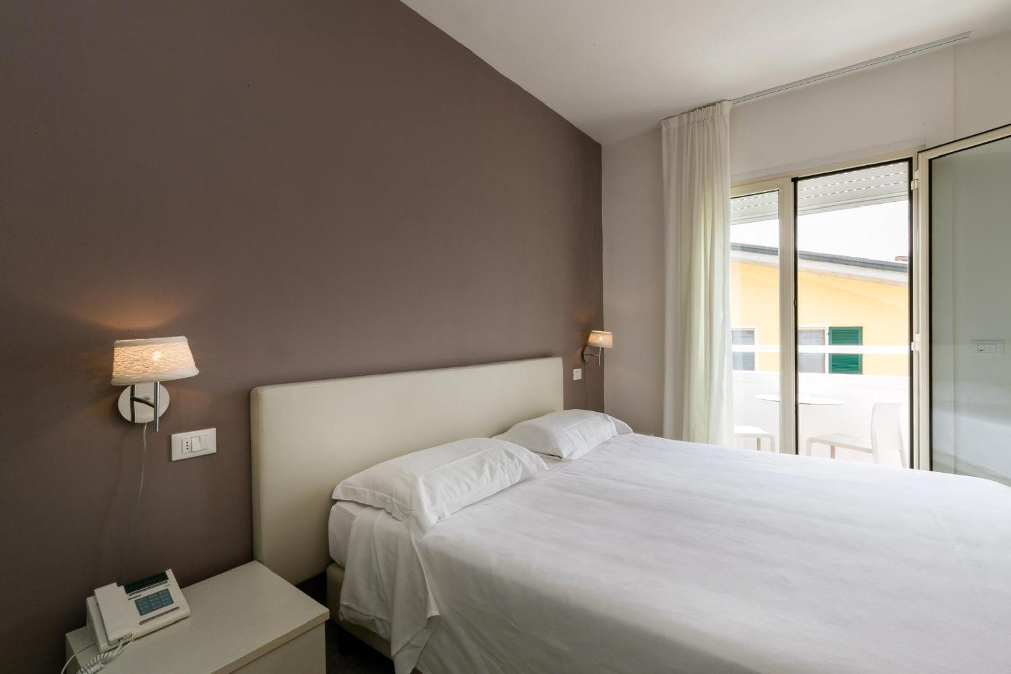 Comfort Double Room with Balcony and Partial Lake View photo 2