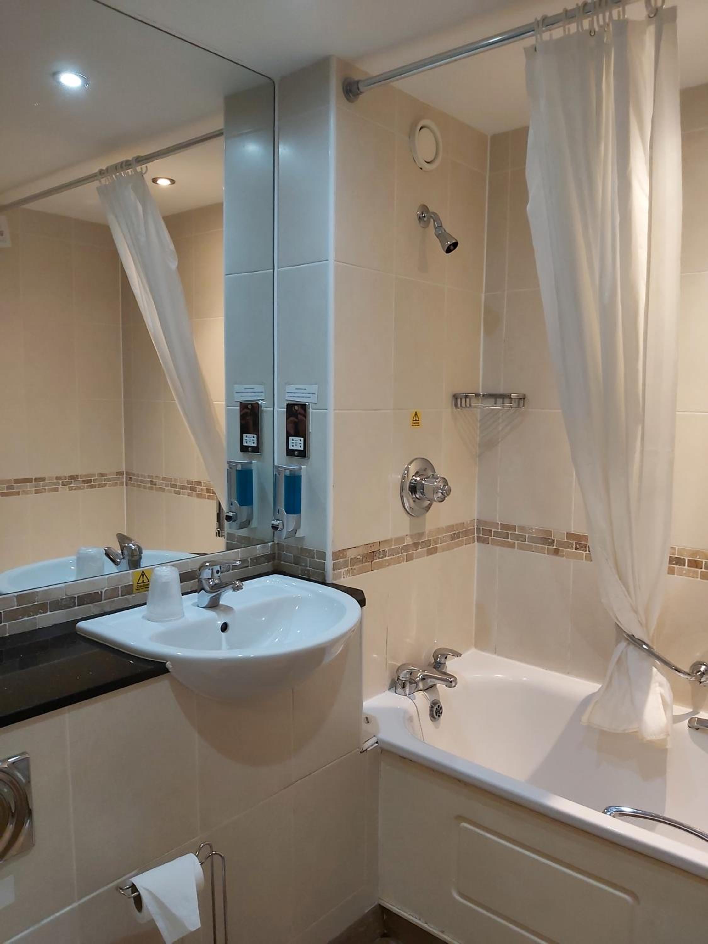 Standard Twin Room - Photo 2
