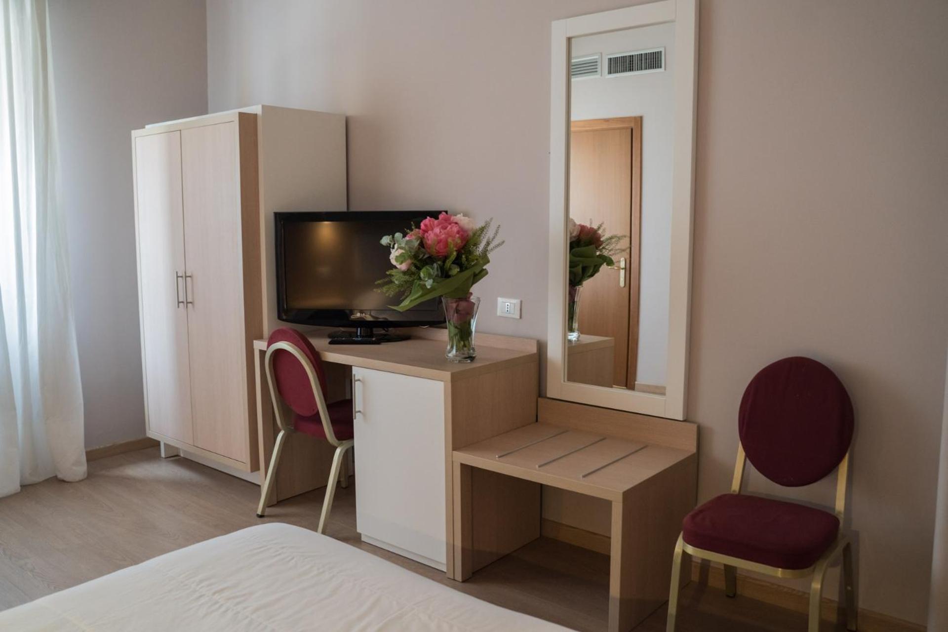 Double or Twin Room - Photo 7