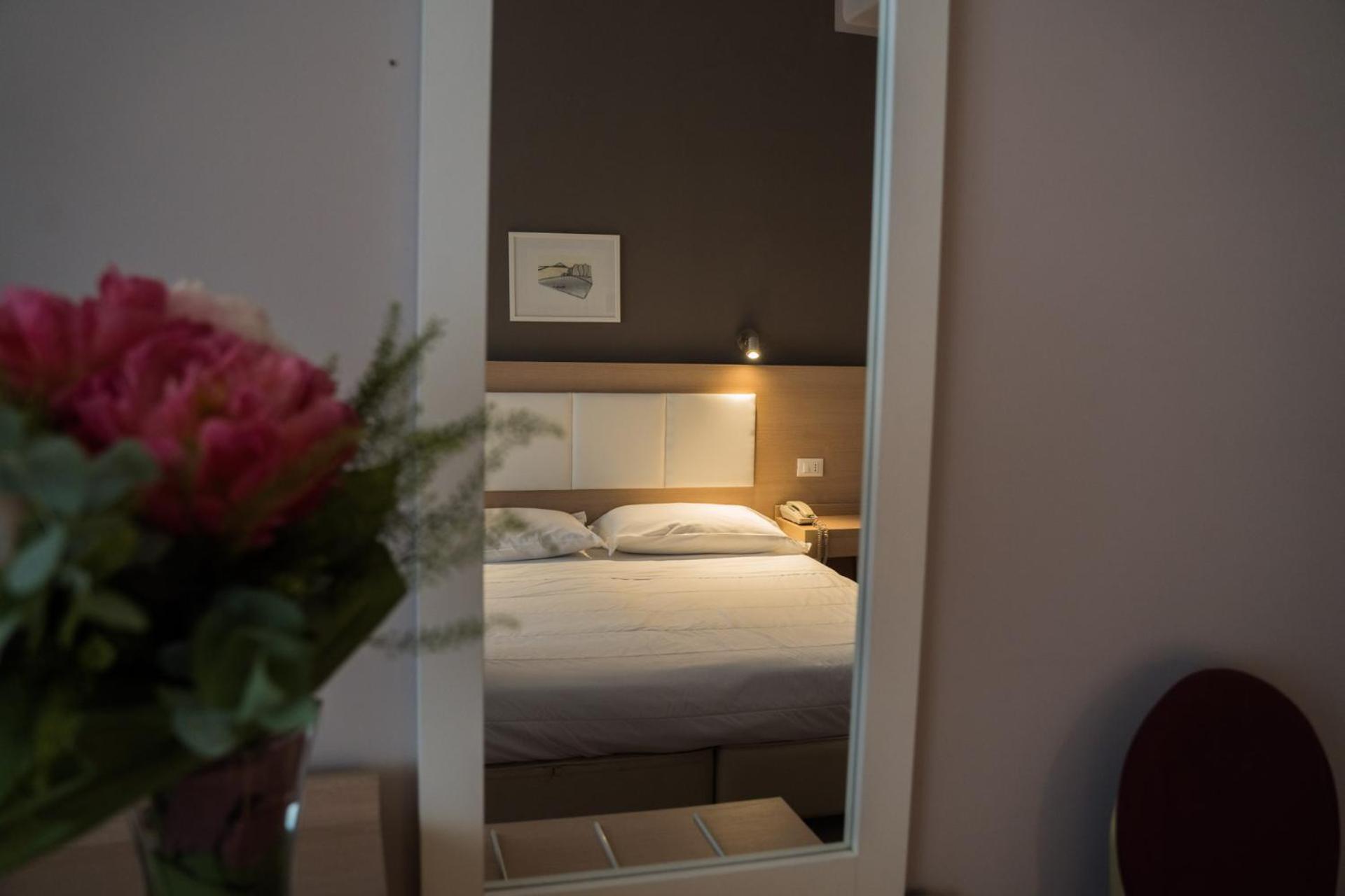 Double or Twin Room - Photo 9