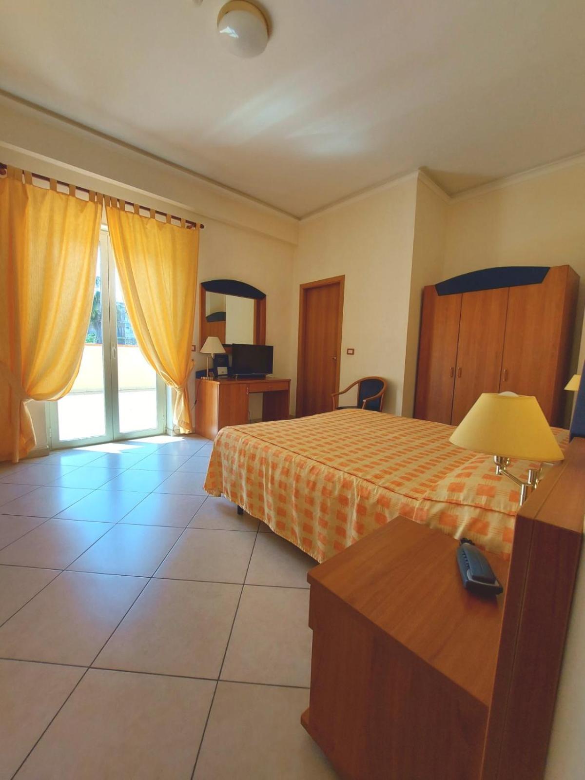 Standard Queen Room photo 1