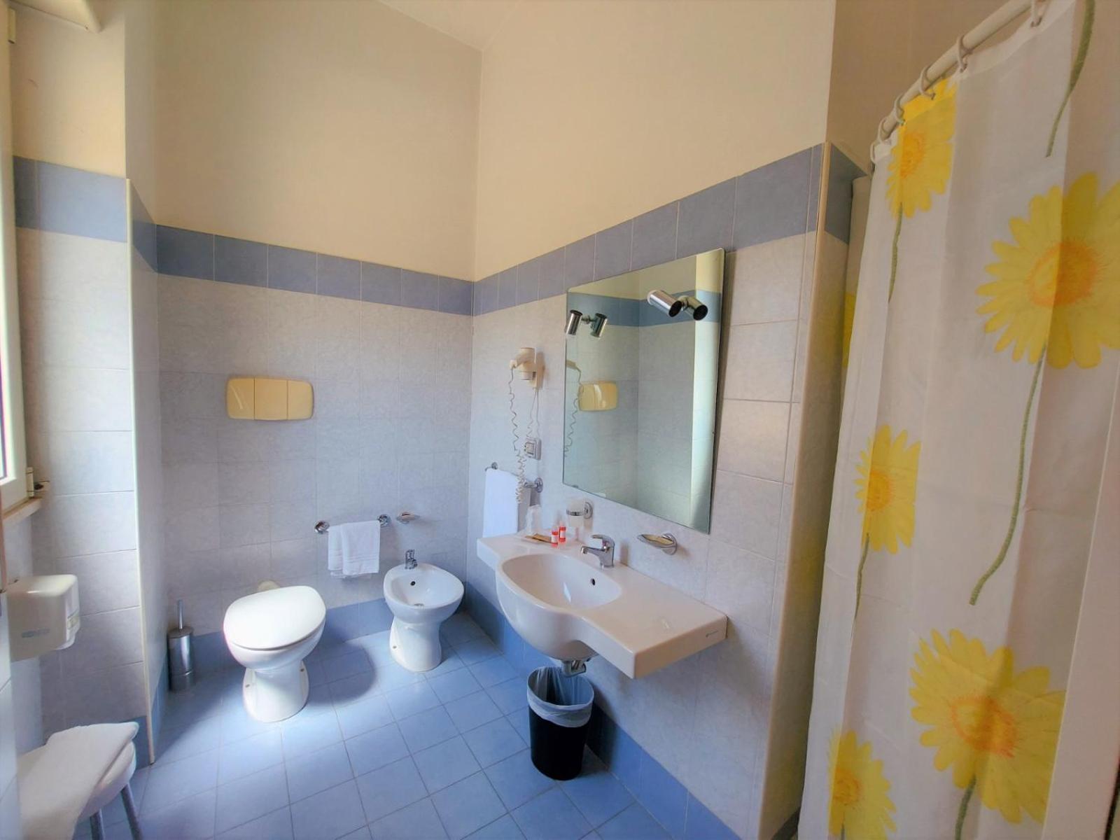 Twin Room with Shower photo 2