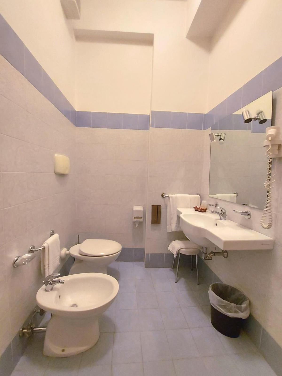 Standard Queen Room photo 2
