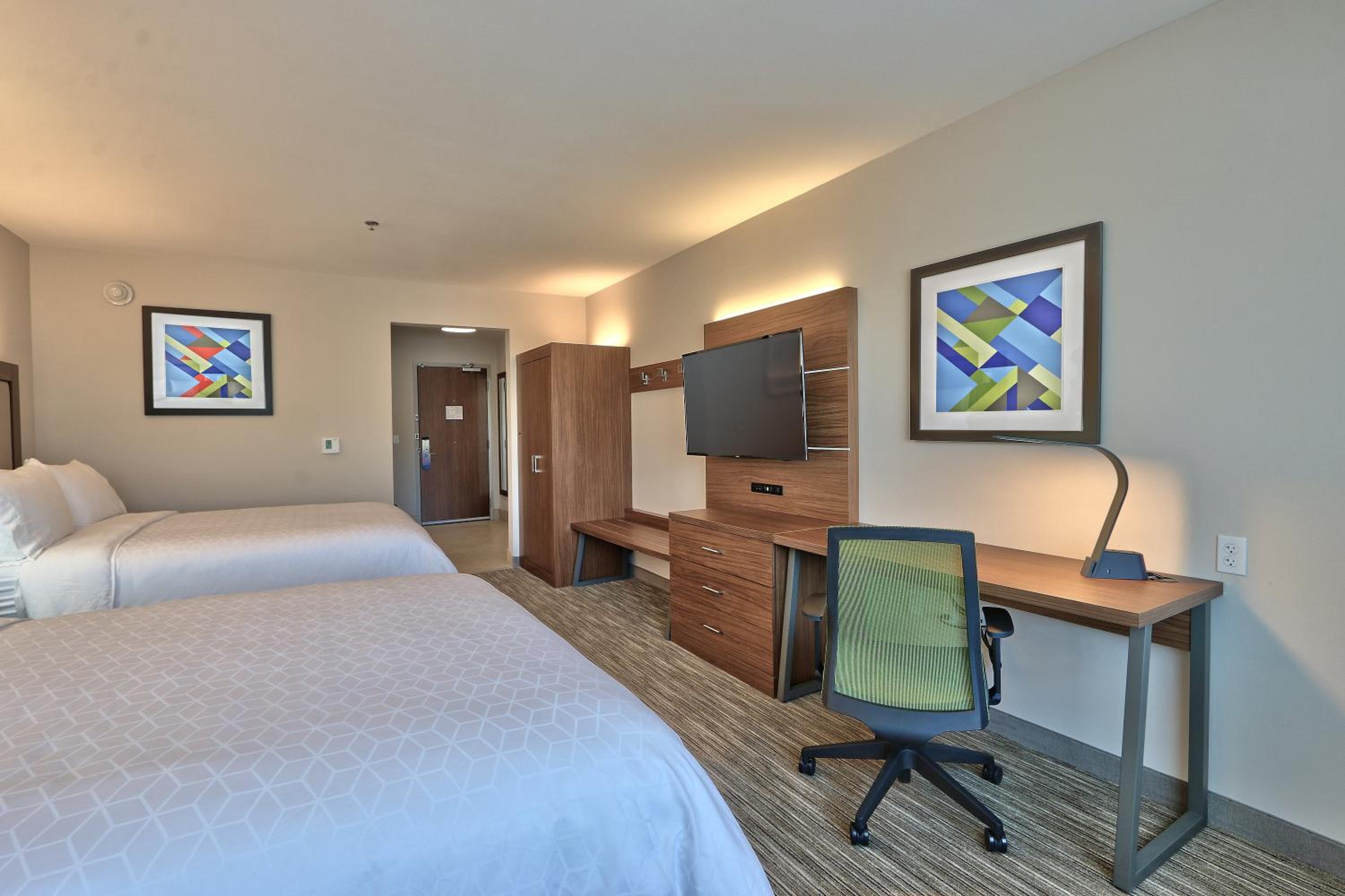 Standard Queen Room with Two Queen Beds - Photo 8