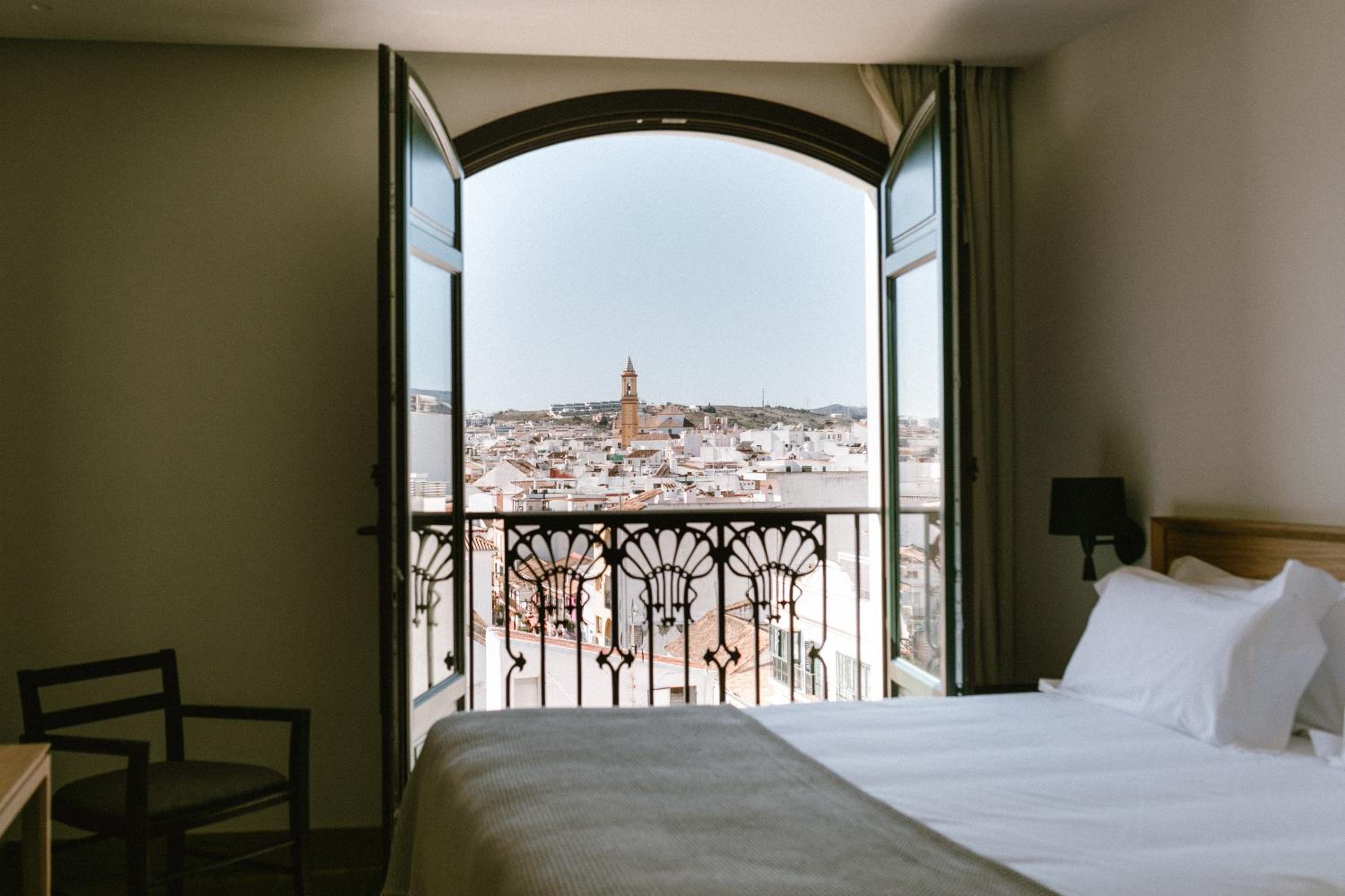 Superior Double or Twin Room with City View - Photo 27
