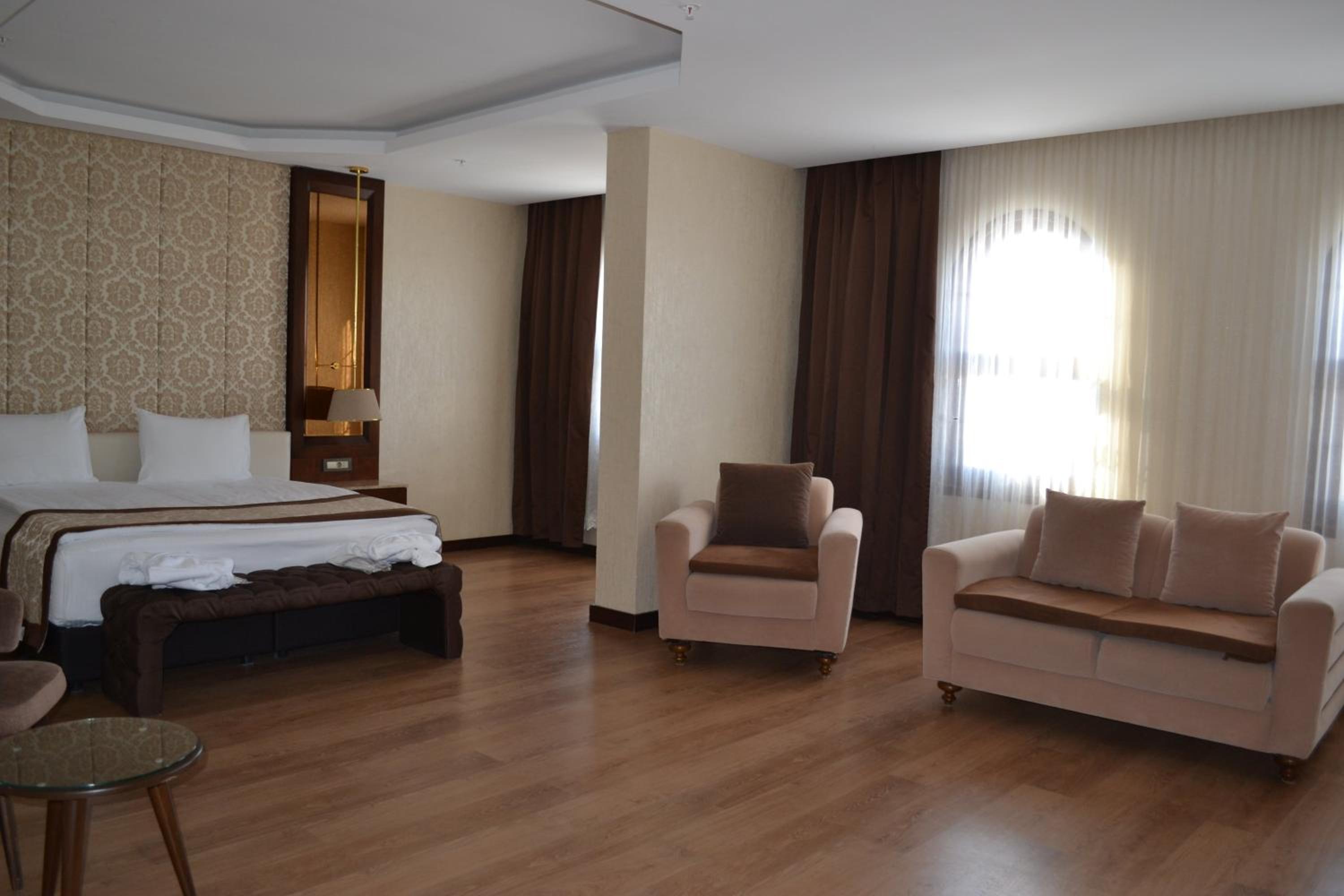Deluxe Double Room with Shower - Photo 7