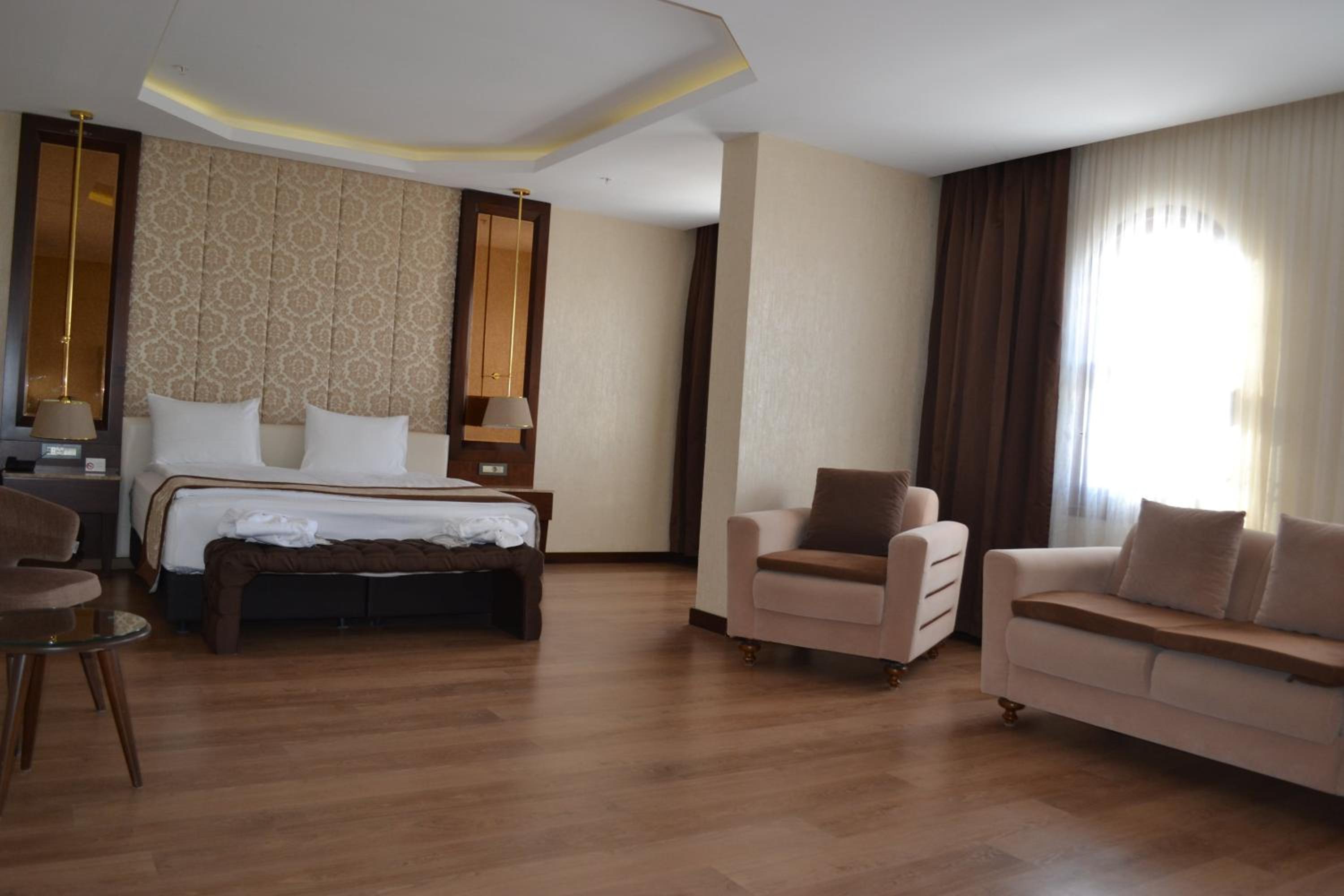 Deluxe Double Room with Shower - Photo 1