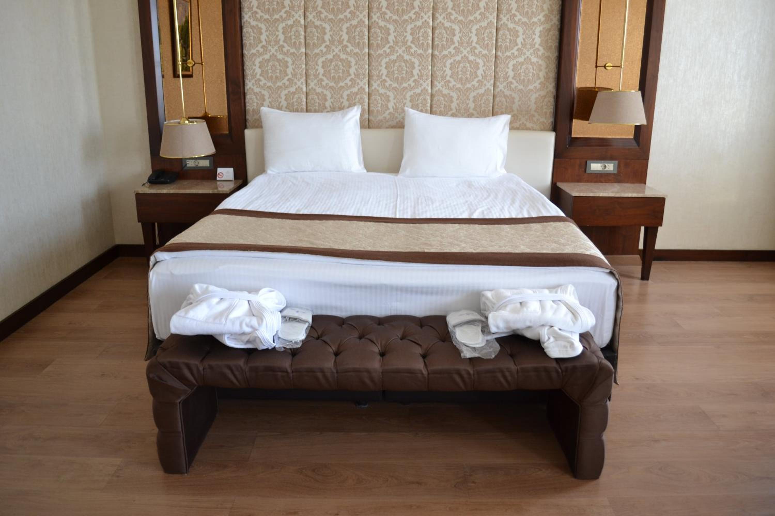 Deluxe Double Room with Shower - Photo 6