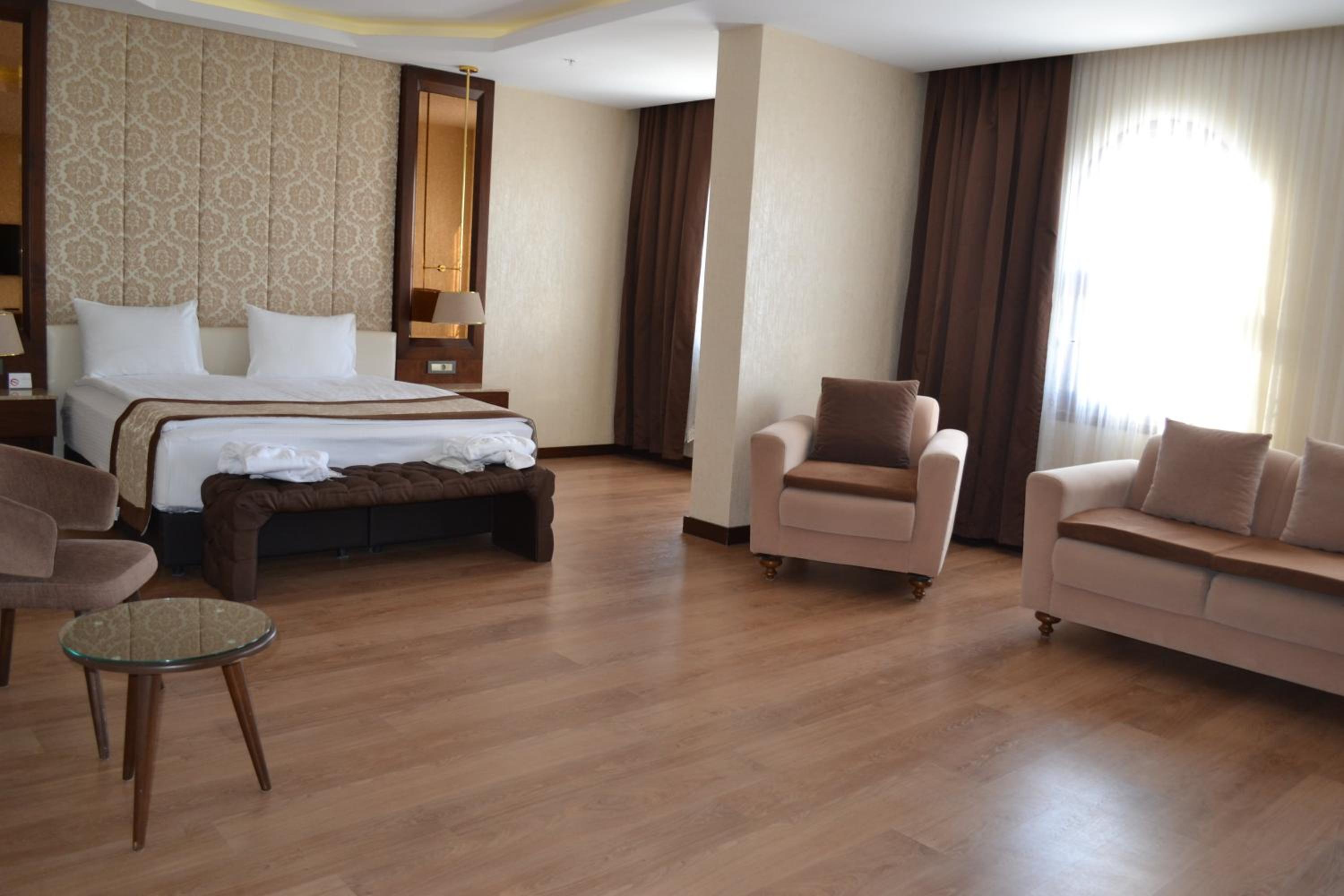 Deluxe Double Room with Shower - Photo 8