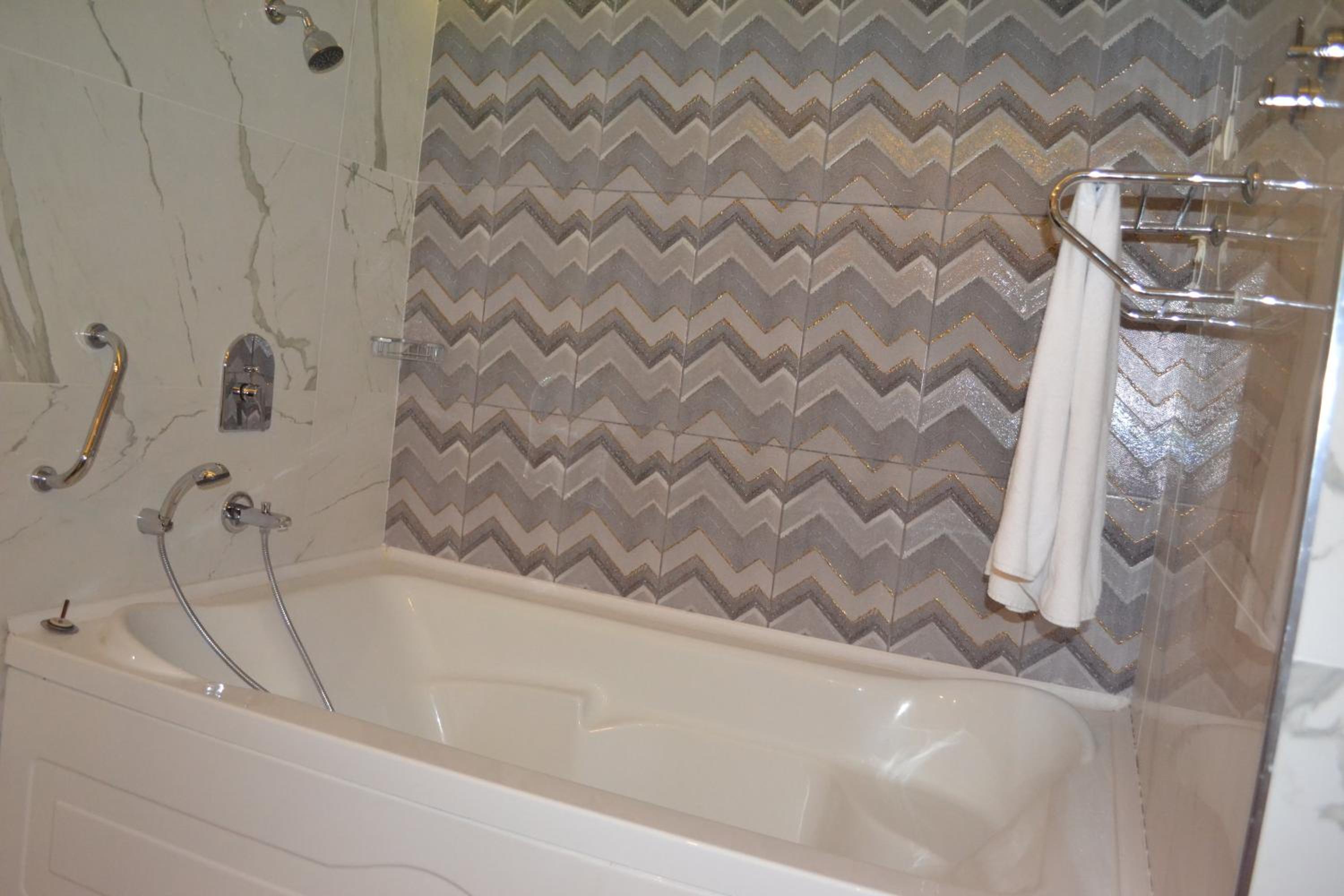 Double or Twin Room with Bathroom - Photo 6