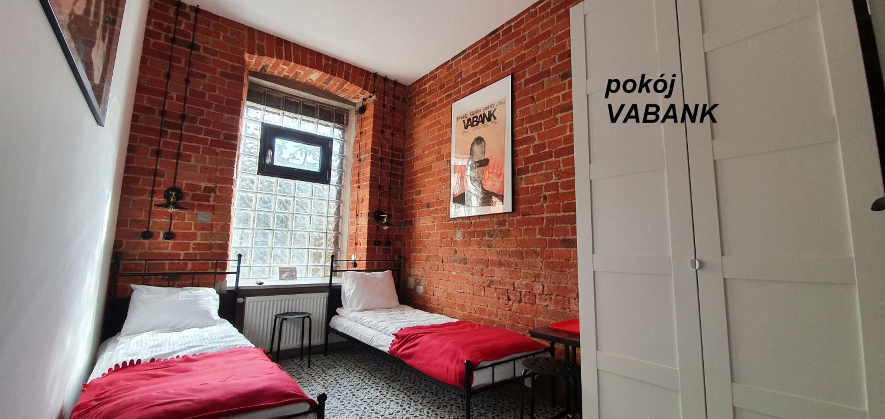 Large Twin Room - Photo 3