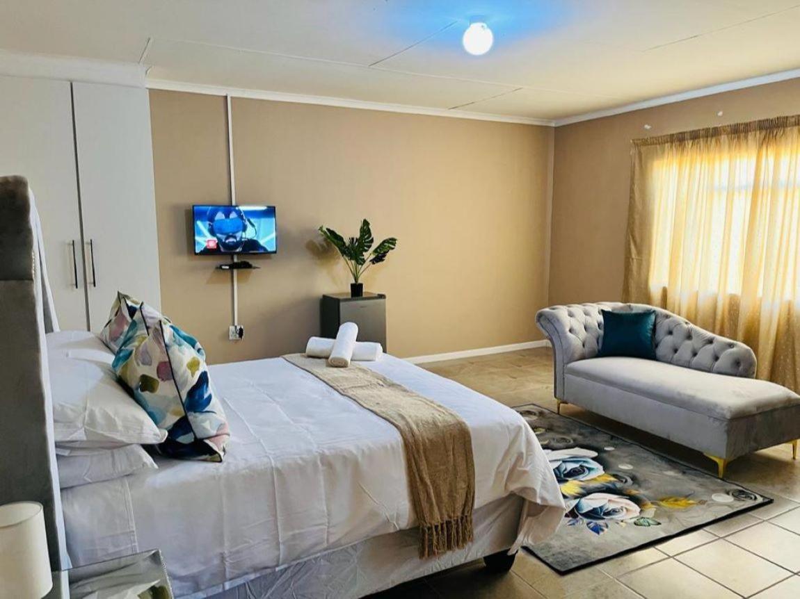 Executive Queen Room - Photo 10